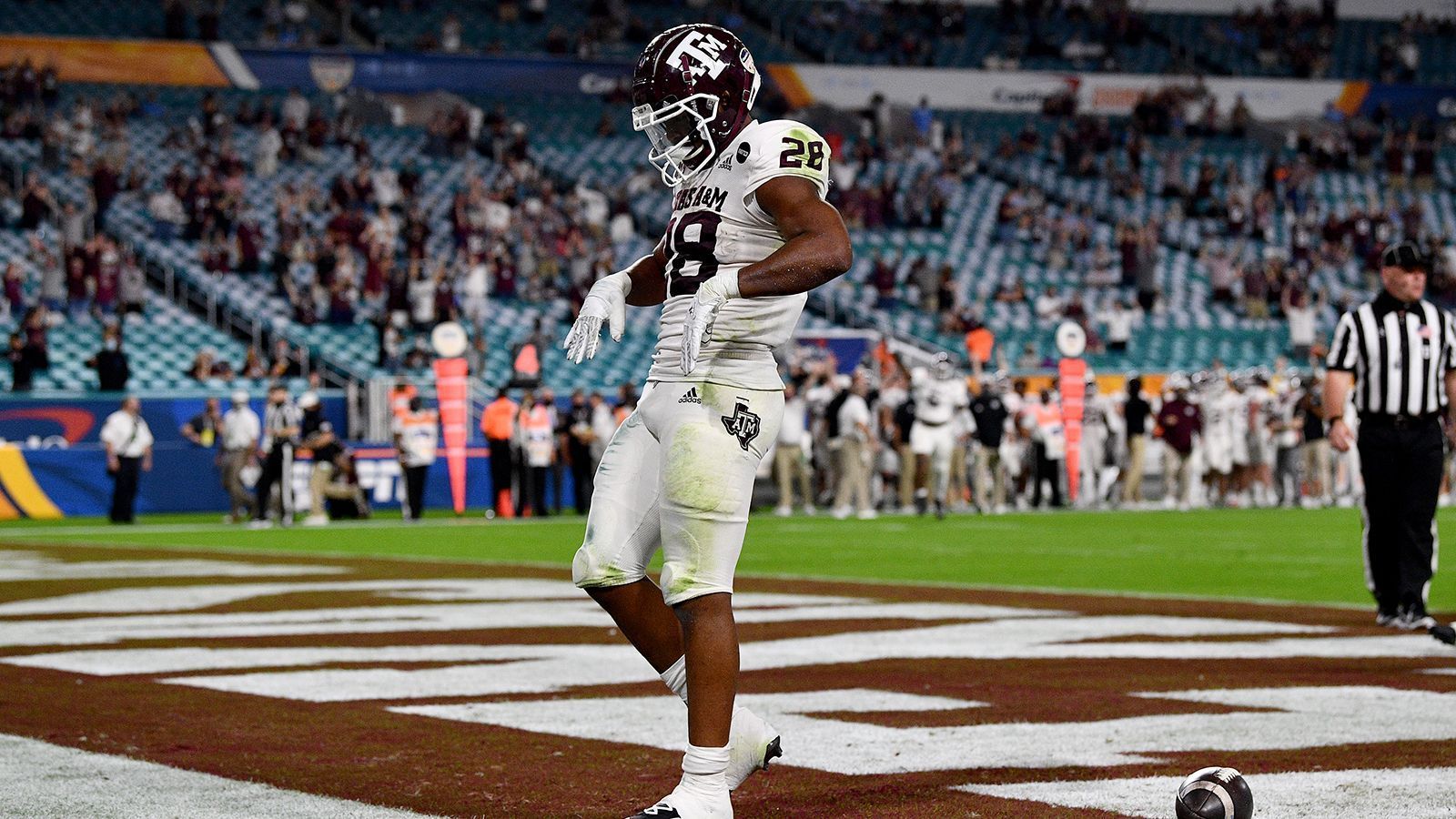 
                <strong>Isaiah Spiller (Texas A&M Aggies)</strong><br>
                Beim NFL Combine machte Isaiah Spiller keine gute Figur. Der Running Back verzichtete darauf, den 40-Yard-Dash zu laufen und bei den Übungen, die er bestritt, zeigte sich seine limitierte Athletik. Mit Spiller werden NFL-Teams keinen Superstar bekommen, dafür ist sein Potenzial nicht groß genug. Aber er kann als Allrounder punkten. Nur wenige Running Backs in der diesjährigen Klasse zeigten in allen drei Bereichen (Laufspiel, Passspiel, Pass Blocking) gute Ansätze. Sollte ein Team in den späteren Runden auf der Suche nach einem Allrounder-Backup sein, dürfte Spiller der richtige Mann für den Job sein.
              