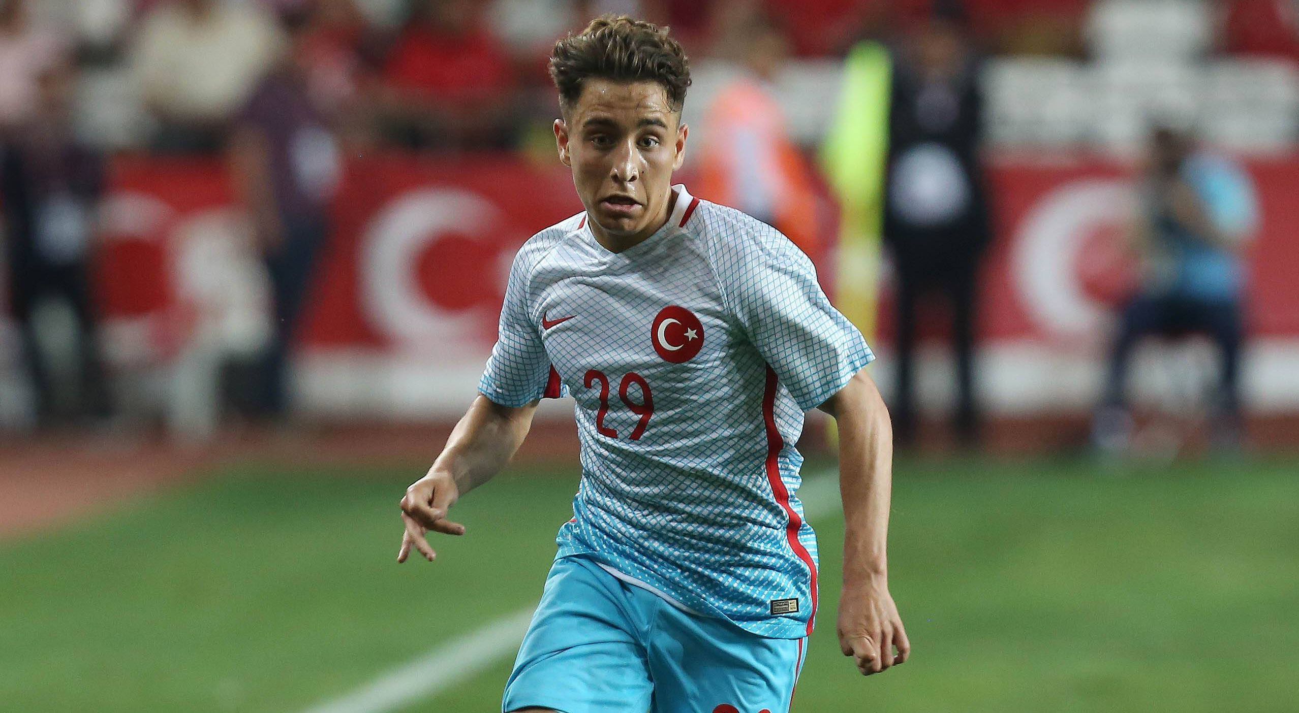
                <strong>Emre Mor (Türkei)</strong><br>
                Emre Mor (Türkei, 24.7.1997): Nach gerade einmal einem halben Jahr als Profi wird Mor bereits als der "neue Messi" gehandelt. Bislang zauberte der gebürtige Däne allerdings "nur" beim FC Nordsjælland. Bei der EM kann sich das 18-jährige Wunderkind mit der türkischen Nationalmannschaft nun mit den besten Fußballern Europas messen. Nordsjællands Trainer Kasper Hjulmand traut ihm auch dort Großes zu. "Es ist außergewöhnlich, zu was er im Stande ist zu leisten", so sein Coach. 
              