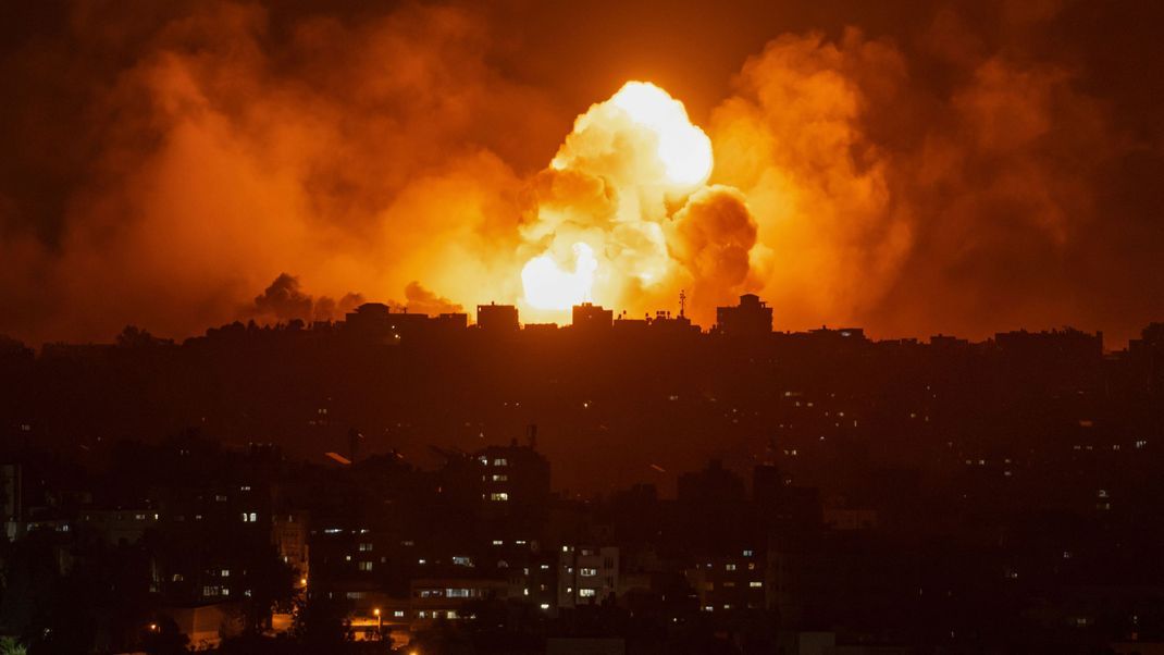Die israelische Luftwaffe hat nach den überraschenden Großangriffen militanter Palästinenser weitere Ziele im Gazastreifen attackiert.