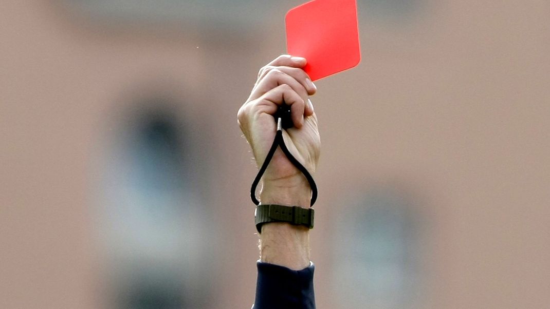  Nicht zu entschuldigen: Vater droht 15-jährigen Schiedsrichter zu köpfen.
