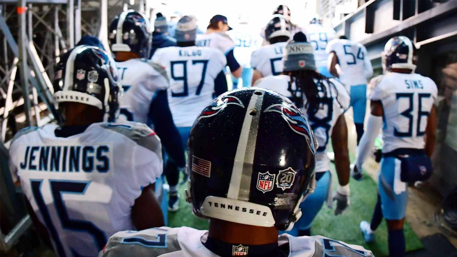 
                <strong>Tennessee Titans (8-6) In the Hunt</strong><br>
                Das gleiche Szenario wie für die Indianapolis Colts gilt auch für die Tennessee Titans. Mit einer Bilanz von 8-6 stehen die Titans einen Platz hinter den Colts. Der Divisiontitel wird gesichert, wenn die Houston Texans die letzten beiden Spiele verlieren und das Team um Marcus Mariota die restlichen Spiele gewinnt. Den Playoff-Platz sichern sich die Titans mit zwei Siegen und einer Niederlage der Baltimore Ravens in den finalen zwei Spielen der regulären Saison. Geht eines der beiden Spiele für die Titans verloren, sind die Playoffs für diese Saison gelaufen.Nächste Gegner: vs. Washington, vs. Indianapolis
              