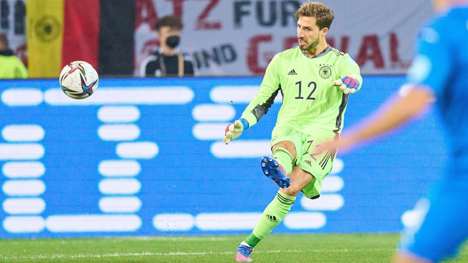 
                <strong>Kevin Trapp</strong><br>
                &#x2022; Verein: Eintracht Frankfurt<br>&#x2022; Position: Torwart<br>&#x2022; Länderspiele/-tore: 6/0<br>
              