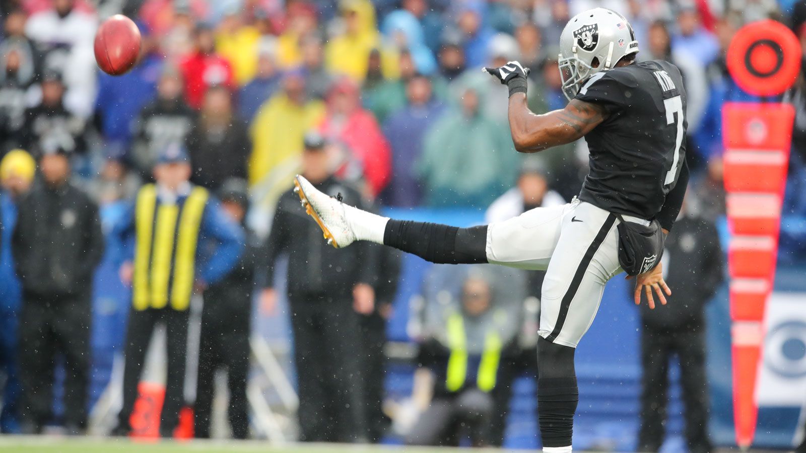 
                <strong>P Marquette King (St. Louis BattleHawks)</strong><br>
                Wie schnelllebig die NFL ist, wird am Beispiel von Marquette King schnell klar. Der 31-Jährige galt von 2013 bis 2017 bei den Raiders als einer der besten Punter der Liga. Doch die Liaison endete, als King angeblich ein zu hohes Gehalt forderte. Er kam bei den Denver Broncos unter und unterschrieb einen Dreijahresvertrag in Höhe von sieben Millionen Dollar, verletzte sich jedoch nach nur vier Spielen schwer und einigte sich auf eine Vertragsauflösung.
              