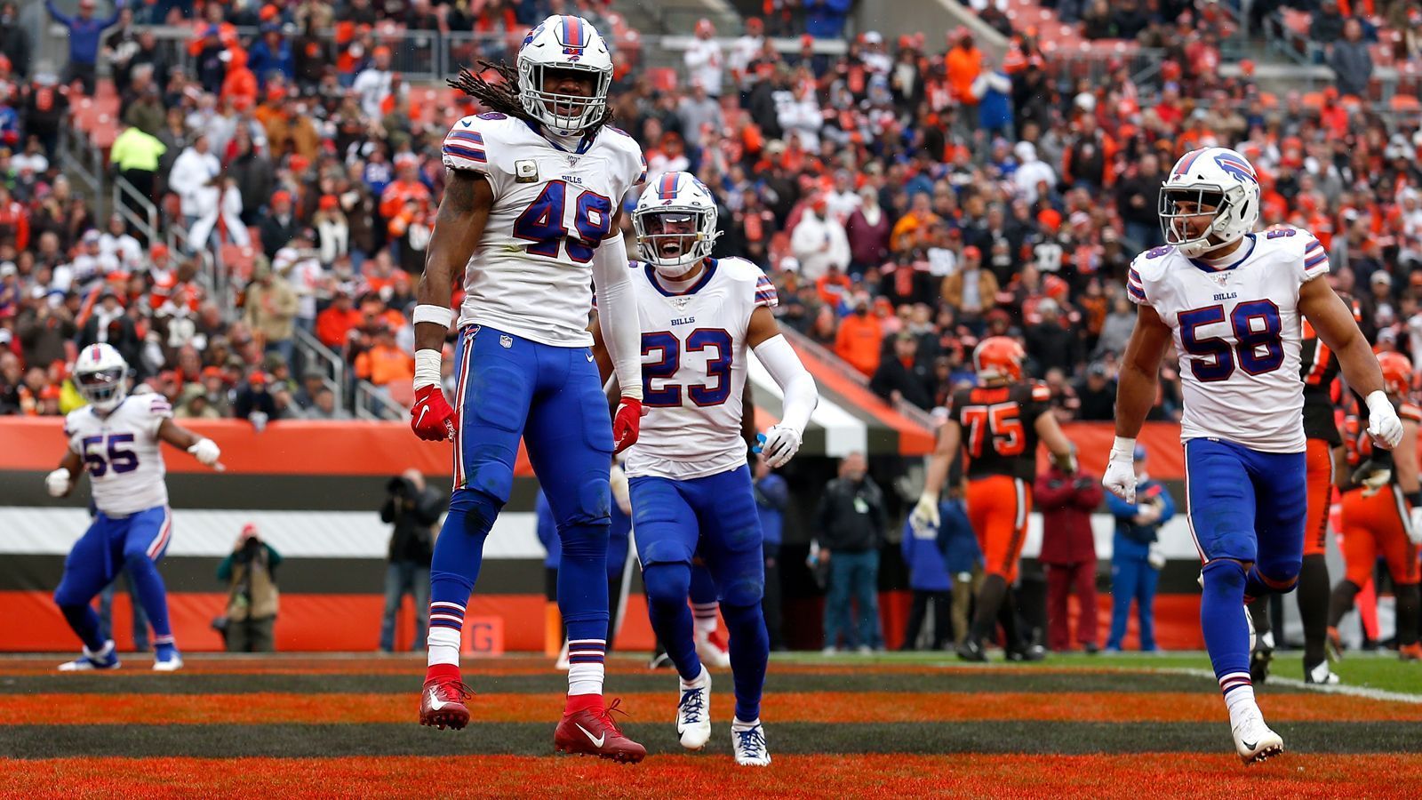 
                <strong>Platz 3: Buffalo Bills - 304,2 zugelassene Yards pro Spiel</strong><br>
                Head Coach Sean McDermott krempelte vor einigen Jahren die Defensivabteilung der Bills um - das Resultat: Platz drei. Die Bills sind auf allen Positionen gut besetzt. Die Passverteidigung lässt durchschnittlich 188,7 Passing Yards zu.Turnover: 11 - Interceptions: 6 / Fumbles: 5  Sacks: 22zugelassene Punkte pro Spiel: 16,7
              