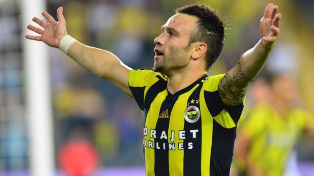 
                <strong>Mathieu Valbuena (Fenerbahce Istanbul)</strong><br>
                Wenn schon die Stadtrivalen Besiktas und Galatsaray personell aufrüsten, will natürlich Fenerbahce nicht tatenlos zusehen. "Fener" holte den Franzose Mathieu Valbuena von Olympique Lyon. Der 32-Jährige unterschrieb bis 2019 beim Topklub der Süper Lig und war in der Europa-League-Qualifikation gegen Sturm Graz schon im Fokus. Valbuena bereitete in Hin- und Rückspiel je ein Tor vor. Zum Ligastart kam Fenerbahce bei Aufsteiger Göztepe nur zu einem 2:2. Valbuena war auch in diesem Spiel Assistgeber, bereitete den Ausgleich durch den Ex-Liverpooler Martin Skrtel vor - ein weiterer großer Name bei "Fener".
              