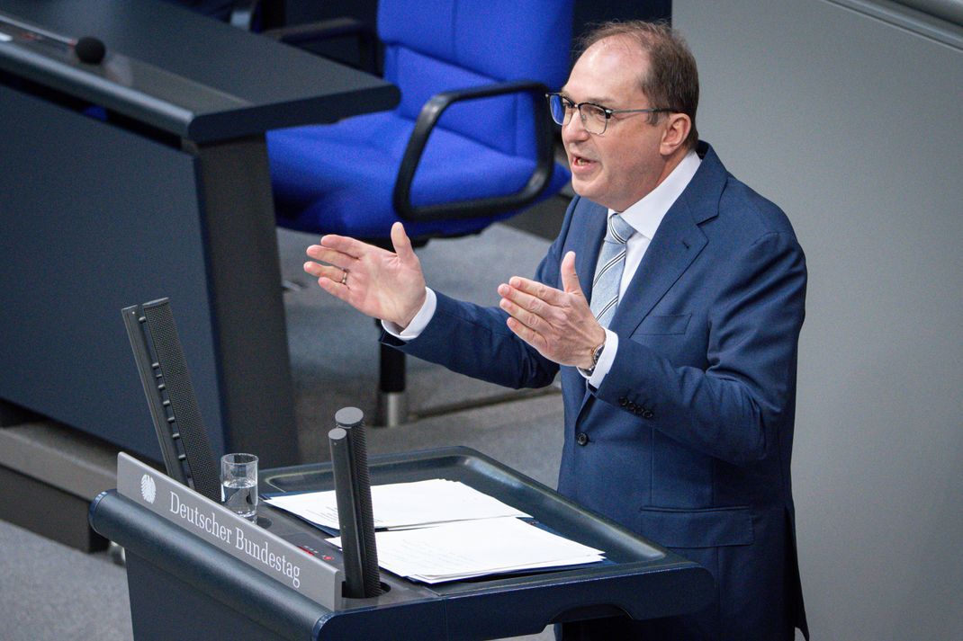 Alexander Dobrindt (CSU) stellt sich in der Regierungsbefragung im Bundestag.