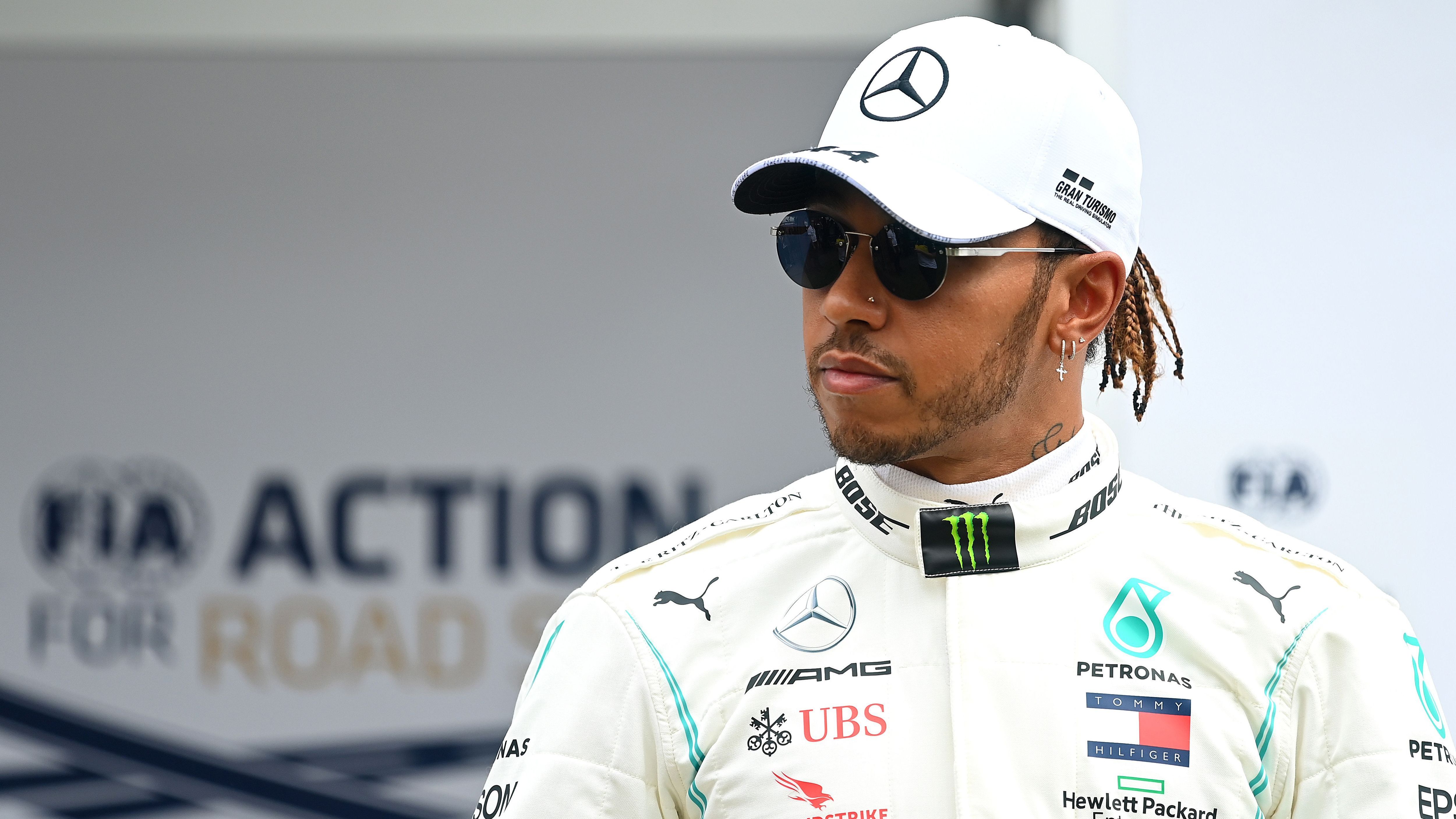 
                <strong>Lewis Hamilton (Mercedes)</strong><br>
                Lewis Hamilton bei Ferrari? Es wäre wohl die Königslösung. Und einige Experten halten dies durchaus für möglich. So etwa Eddie Jordan, früher Teamchef von Michael Schumacher: "Lewis Hamilton wird zu Ferrari wechseln", erklärte er bei "F1-Insider.com". Die Begründung: In der sich verändernden Wirtschaftswelt der Formel 1 werde nur noch Ferrari dazu bereit sein, sich ein derart hohes Fahrergehalt zu leisten, so Jordan. "Sie wissen [aber]: Er ist es auch wert." Hamiltons Vertrag bei Mercedes läuft parallel zu Vettels bei Ferrari Ende 2020 aus.
              