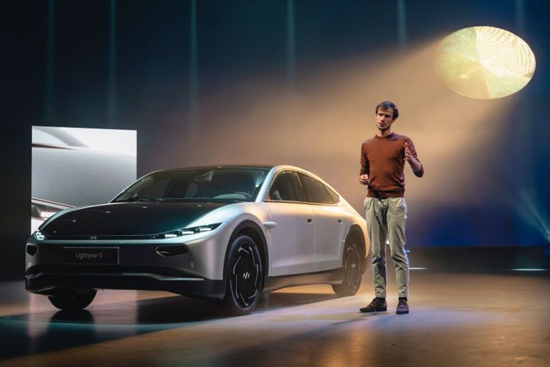 Das erste Solarauto der Welt kann monatelang ohne Aufladen fahren