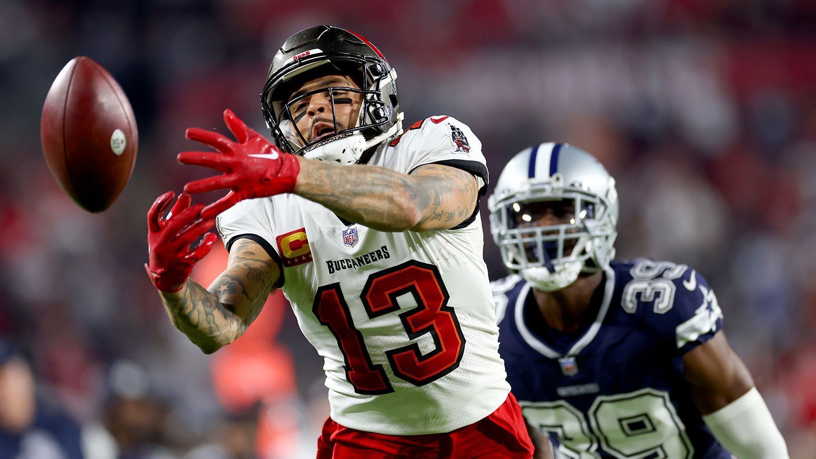 
                <strong>Platz 6: Tampa Bay Buccaneers</strong><br>
                &#x2022; Starter: Mike Evans, Russell Gage, Chris Godwin<br>&#x2022; Backups: Trey Palmer, Kaylon Geiger, Deven Thompkins<br>Im Duden dürfte so langsam ein Bild von Mike Evans neben dem Wort "Konstanz, die" hängen. Seit nun neun Spielzeiten knackt er in jedem Jahr die 1.000 Receiving Yards. Kollege Chris Godwin, im zurückliegenden Jahr erst von Verletzungen und dann einer Formkrise heimgesucht, zeigte in der Vergangenheit ebenfalls, dass er zu den besseren Receivern der Liga gehören kann. Russell Gage ist eine solide Nummer drei. Etwas dünn wird es dahinter, die zweite Reihe lässt ein wenig Potenzial vermissen.  
              