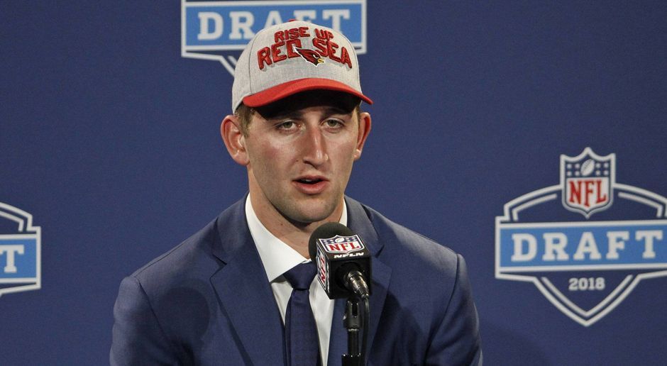 
                <strong>Verlierer: Josh Rosen</strong><br>
                Ist er der große Verlierer? Immerhin war Rosen als potenzieller Nummer-eins-Pick gehandelt worden, rutschte dann aber bis auf Platz zehn ab. Da hatten die Cardinals ein Erbarmen mit dem kommenden Superstar - so führte sich Rosen zumindest auf. Es wird sich zeigen, ob sein Ego das schadlos übersteht. "Ich war ziemlich angepisst", gab Rosen später zu, "als ich so tief gefallen bin." Er spüre jetzt die größte Motivation, allen zu zeigen, dass "vor mir neun Fehler gemacht wurden". Souverän sieht anders aus.
              