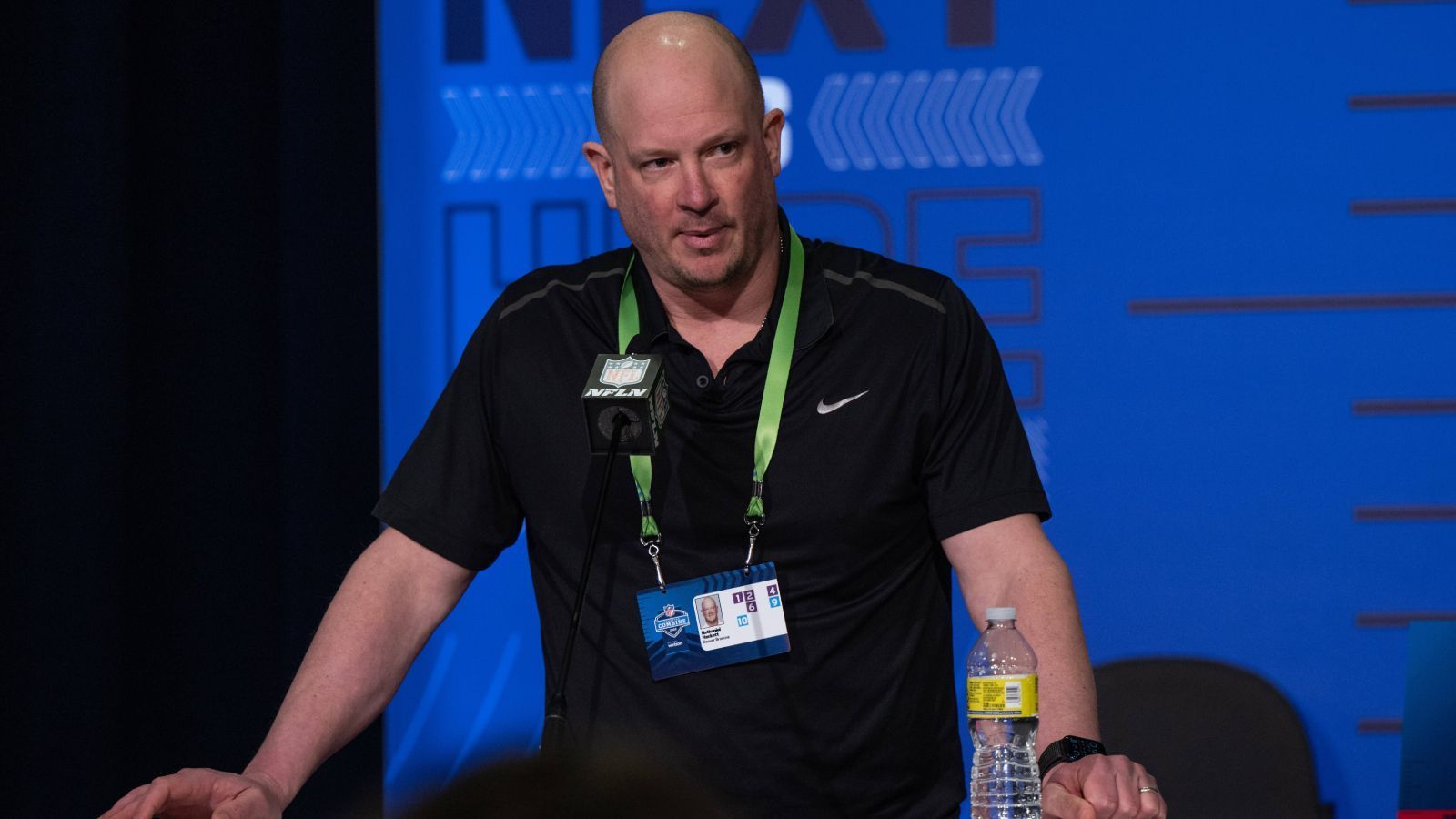 
                <strong>Nathaniel Hackett (Denver Broncos)</strong><br>
                Der erste Rookie der Liste ist Nathaniel Hackett, der neue Head Coach der Denver Broncos. Hackett kommt von den Green Bay Packers, wo er Offensive Coordinator und damit der persönliche Ansprechpartner von Aaron Rodgers war. Er ist nicht unumstritten, waren die Packers offensiv in den großen Spielen seiner Amtszeit doch nicht immer auf der Höhe. Zudem wurde Hackett 2017 zum Hauptschuldigen für die Niederlage Jacksonvilles im AFC Championship Game bei den Patriots auserkoren - der 42-Jährige war damals OC der Jaguars und fand in der zweiten Halbzeit keine Lösungen mehr.
              