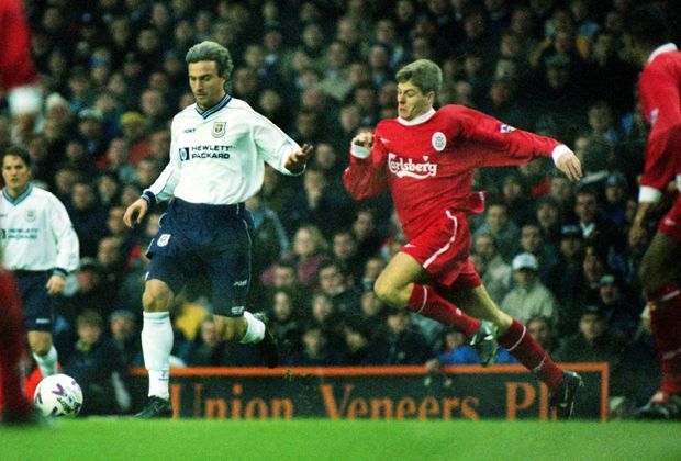 
                <strong>Schon mit 18 Jahren in der Startelf der Reds</strong><br>
                Kurz darauf steht der Neuling im Auswärtsspiel bei Tottenham Hotspur erstmals in der Startelf und muss im rechten Mittelfeld gegen niemand Geringeren als den späteren Fußballer des Jahres in England, David Ginola, antreten.
              