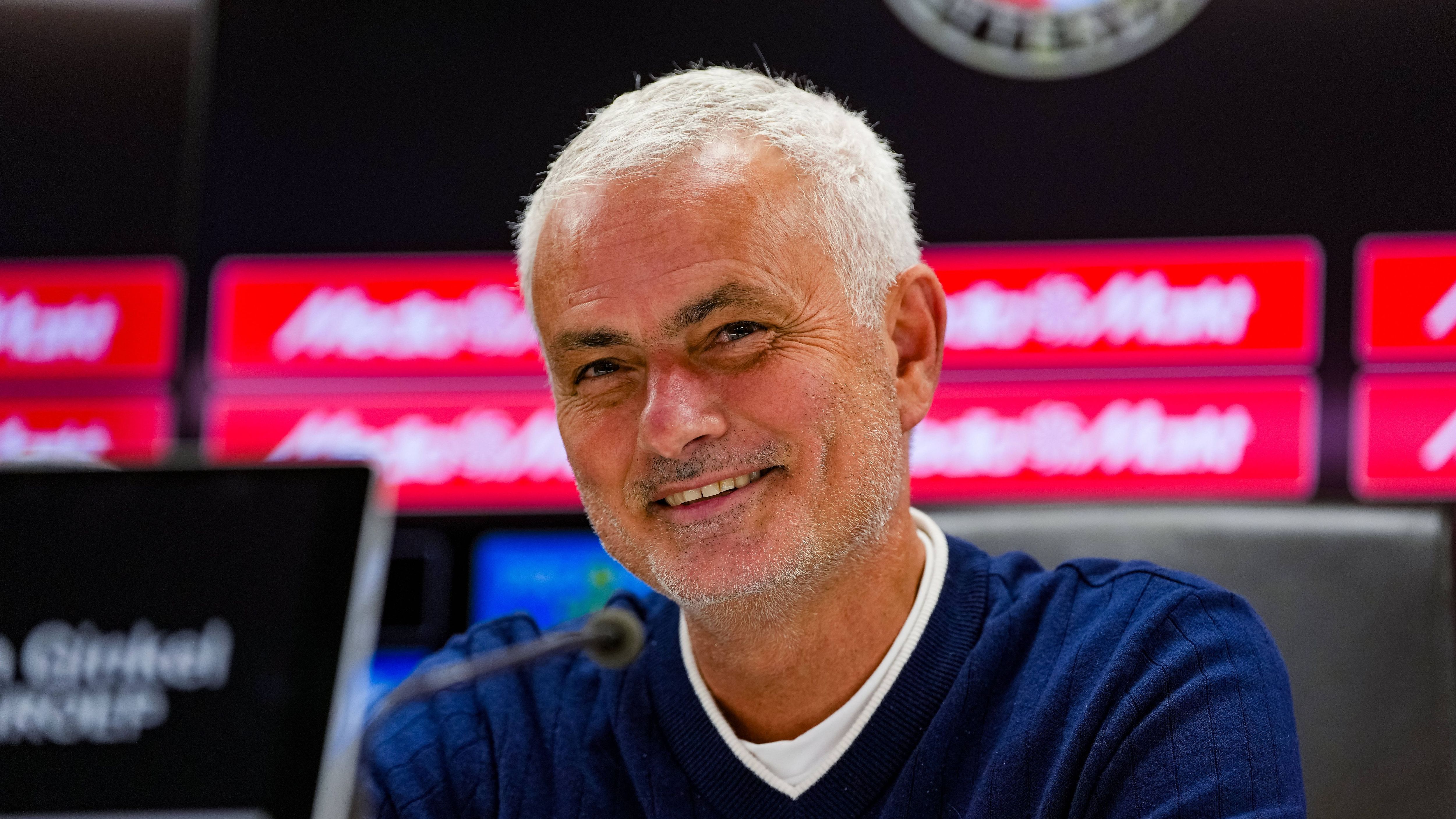 <strong>Jose Mourinho (vereinslos)</strong><br><em>Nach seinem Aus bei Fenerbahce Istanbul vor wenigen Tagen geht es für Jose Mourinho offenbar ohne Umwege zur nächsten Trainerstation. Wie die portugiesische Zeitung "A Bola" berichtet, soll der 62-Jährige unmittelbar vor einem Engagement bei Benfica Lissabon stehen. Nach der 2:3-Niederlage zum Auftakt in der Champions League gegen Qarabag Agdam hatte der Klub Coach Bruno Lage noch in der Nacht von seinen Aufgaben entbunden, wie Präsident Rui Costa bestätigte. Mourinhos Wahl für seinen neuen Klub ist dabei durchaus kurios ...</em>