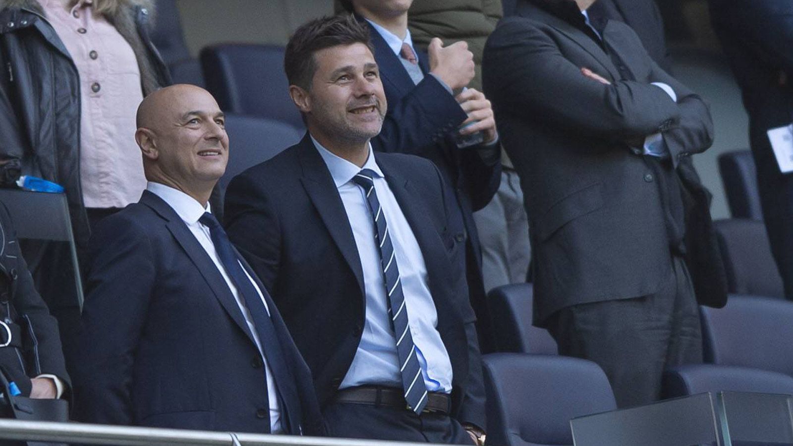 
                <strong>Pochettino nimmt Stadion unter die Lupe</strong><br>
                Das Spiel nutzt auch Spurs-Cheftrainer Mauricio Pochettino dafür, seinen künftigen Arbeitsplatz erstmals zu begutachten. Zusammen mit Tottenhams Vorsitzenden Daniel Levy wirkte der Argentinier von der ersten Minute an sehr angetan vom neuen Wohnzimmer seiner Spurs.
              