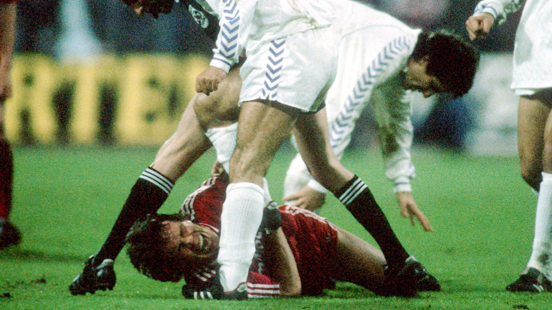 
                <strong>1987 - Halbfinale</strong><br>
                Im Hinspiel tritt Juanito seinen Gegenspieler Matthäus in die Rippen. In Madrid werden die Bayern von den Real-Fans mit Gegenständen beworfen. Zum ersten Mal fällt im Zusammenhang mit Bayern München das Wort "Bestia Negra" (die schwarze Bestie).
              