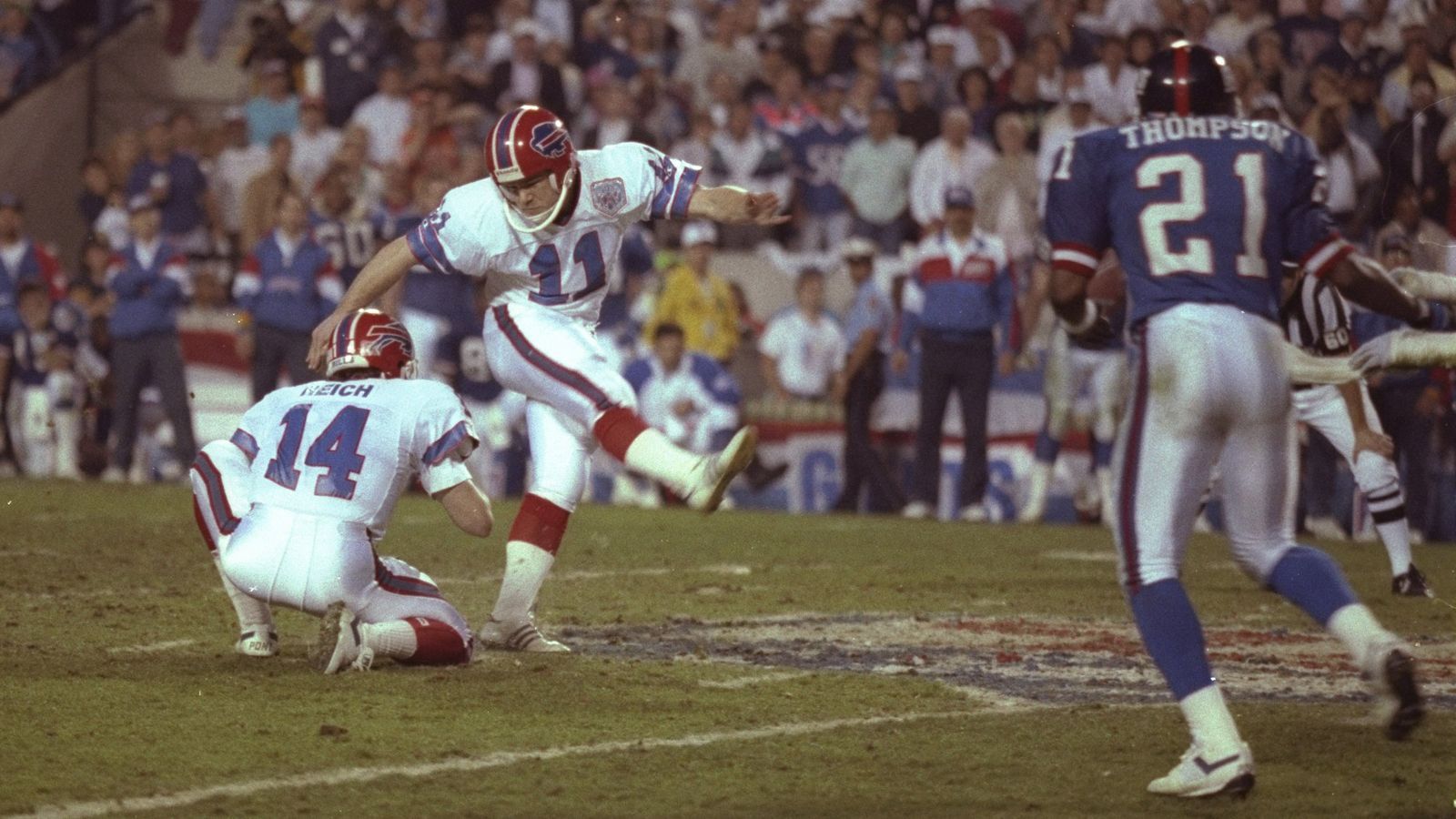 
                <strong>Season 1990: Scott Norwood (Buffalo Bills)</strong><br>
                Das vielleicht prominenteste und tragischste Beispiel, weil es sich im Super Bowl ereignete. Die Buffalo Bills trafen auf die New York Giants. Scott Norwood trat aus 47 Yards an und kickte deutlich rechts an der Gabelung vorbei, die Bills verloren mit 19:20. Der Versuch stammt zugegebenermaßen aus einer Zeit, in der Field Goals aus über 40 Yards keine Selbstverständlichkeit waren. Allerdings stand Norwood in der betreffenden Saison bei vergleichsweise guten sechs von zehn verwandelten Versuchen aus 40+ Yards. 
              