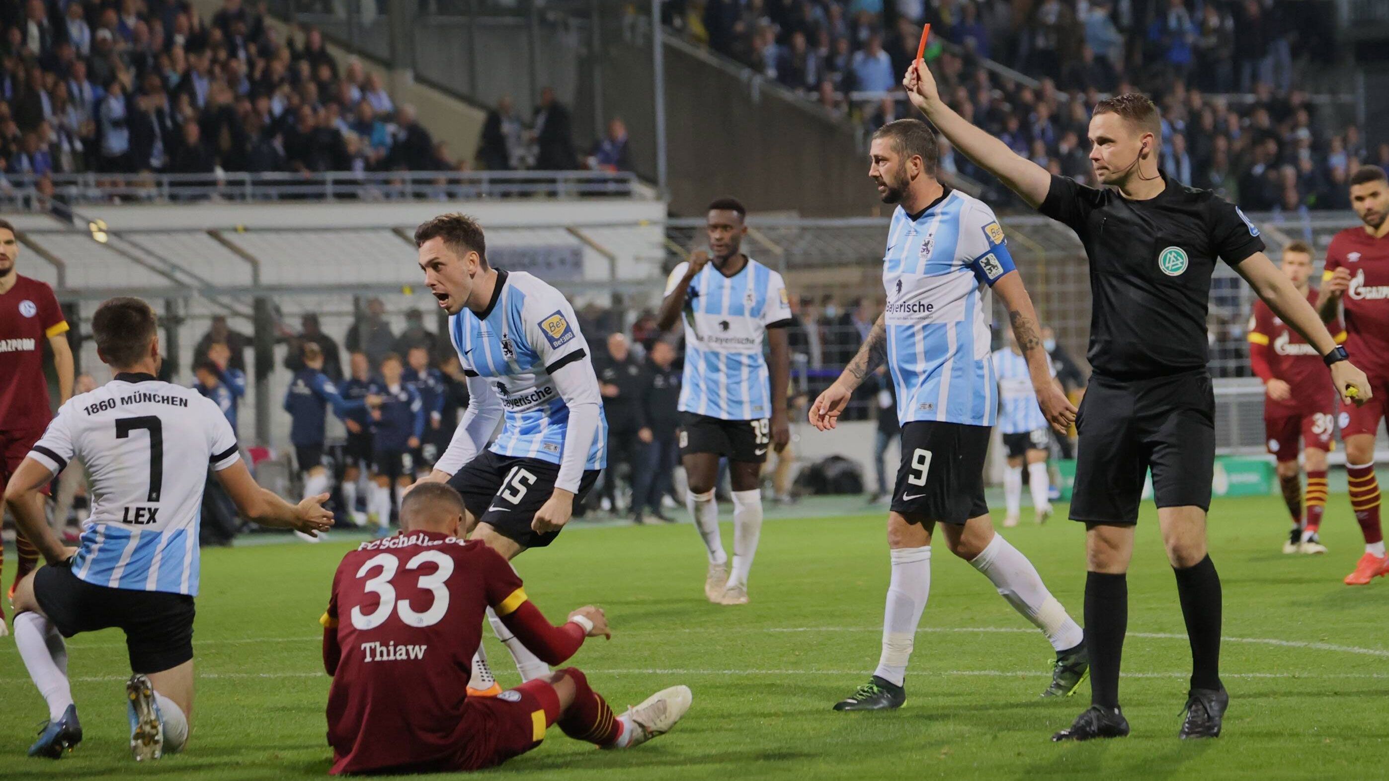 
                <strong>1860 München - Schalke 04</strong><br>
                Im zweiten Durchgang verschätzte sich Malick Thiaw bei einem langen Pass und musste zusehen, wie Lex freie Bahn aufs Schalker Tor hatte. Kurz vor der Strafraumgrenze zog Thiaw die Notbremse und brachte Lex zu Fall. Klare Angelegenheit für Schiedsrichter Robert Kampka - Rote Karte für den Schalker.  
              