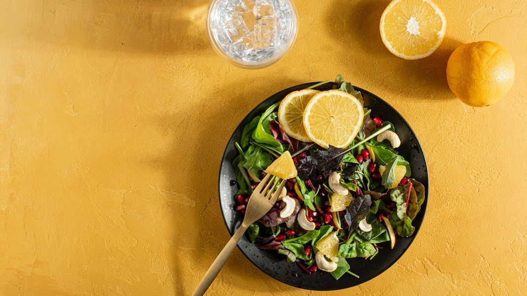 Der Orangen-Spinat-Salat eignet sich perfekt fürs Abnehmen