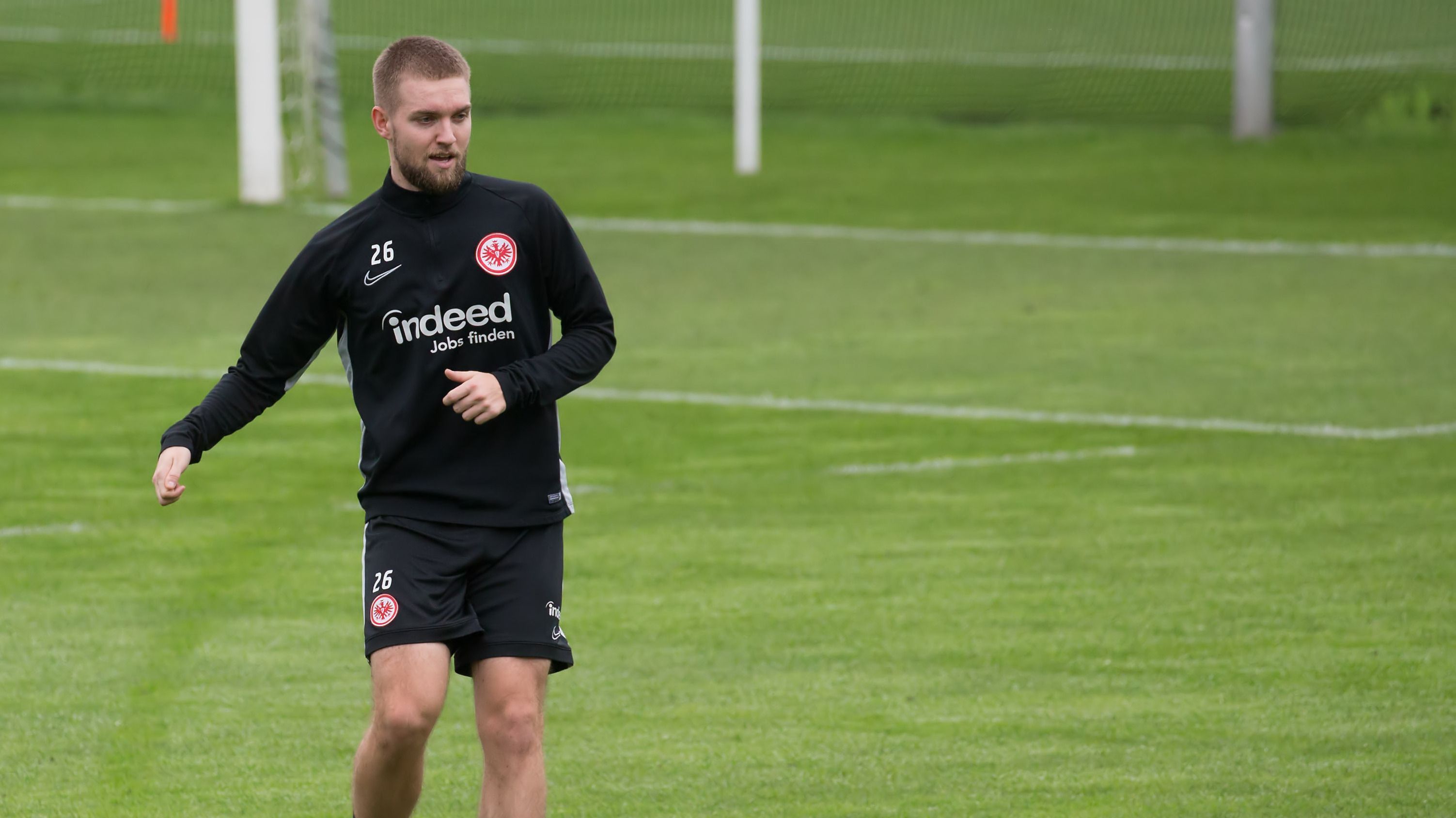 
                <strong>Eintracht Frankfurt</strong><br>
                Nils Stendera darf sich mit Andreas Gube (eSportler) beweisen.
              