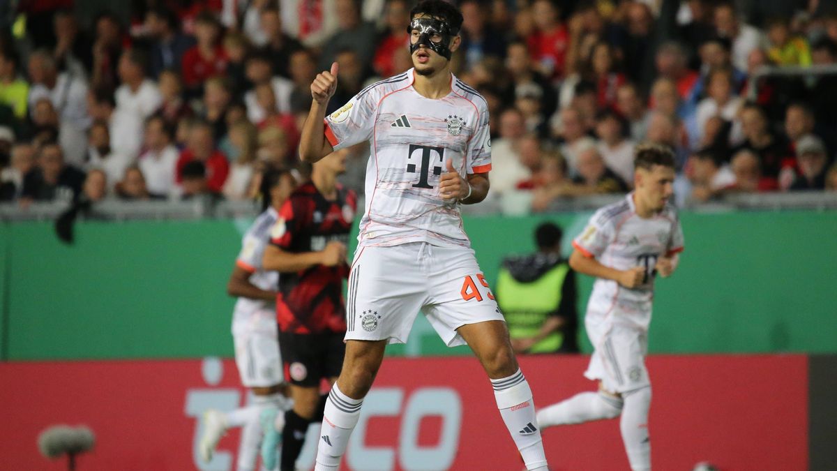 27.08.2025, xmohx, Fussball DFB Pokal 1. Runde, SV Wehen Wiesbaden - FC Bayern München emspor, v.l. Aleksandar Pavlovic (FC Bayern Muenchen, 45) gibt Anweisungen, gestikuliert mit den Armen, gestic...