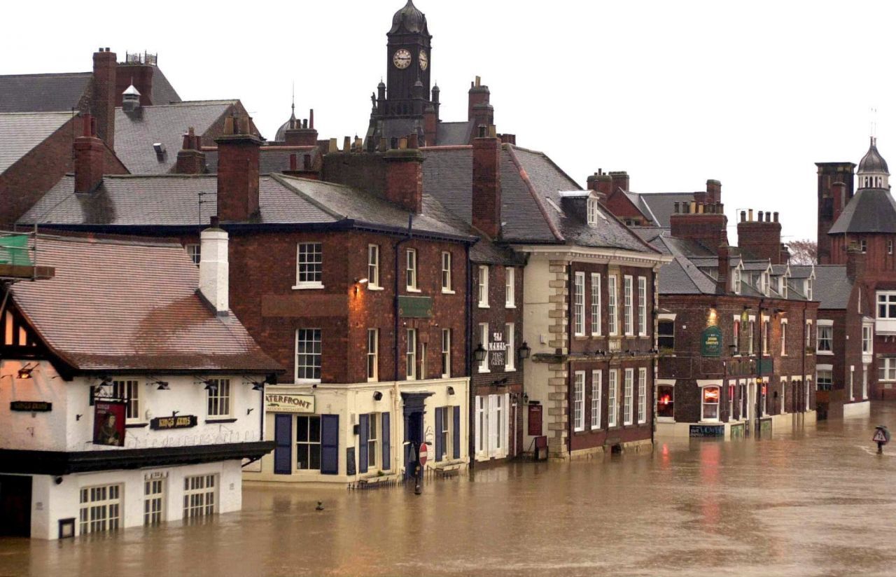 06.11.2000 Pubs und Häuser stehen am Flussufer der Stadt York im Nordosten Englands unter Wasser.