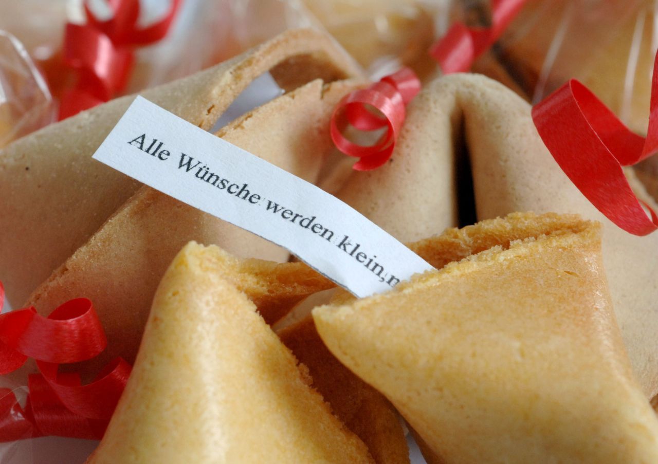 Die Cookies auf deinem Computer sollen von Glückskeksen (engl. "fortune cookie") ihren Namen haben. Die Computer-Cookies sind kleine Informationstexte in einer Datei verpackt. Kommt dir das aus dem China-Restaurant nicht bekannt vor?