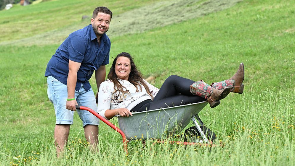 Rachel wird von Daniel zwar noch nicht auf Händen getragen aber immerhin bereits in der Schubkarre transportiert.