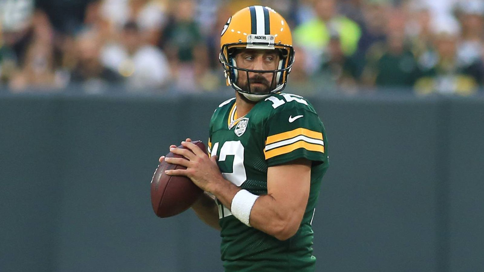 
                <strong>Aaron Rodgers: Die Details zum neuen Mega-Vertrag</strong><br>
                Das ist aber noch nicht alles, ein bisschen was muss der 34-Jährige auch für sein Geld tun. Es gibt nämlich noch Prämien, wenn er zum Beispiel in der Rating-Tabelle der Quarterbacks unter den Top drei landet oder die Packers die Playoffs erreichen. Dann sollen sogar bis zu 180 Millionen Dollar mit seinem Vertrag möglich sein.
              