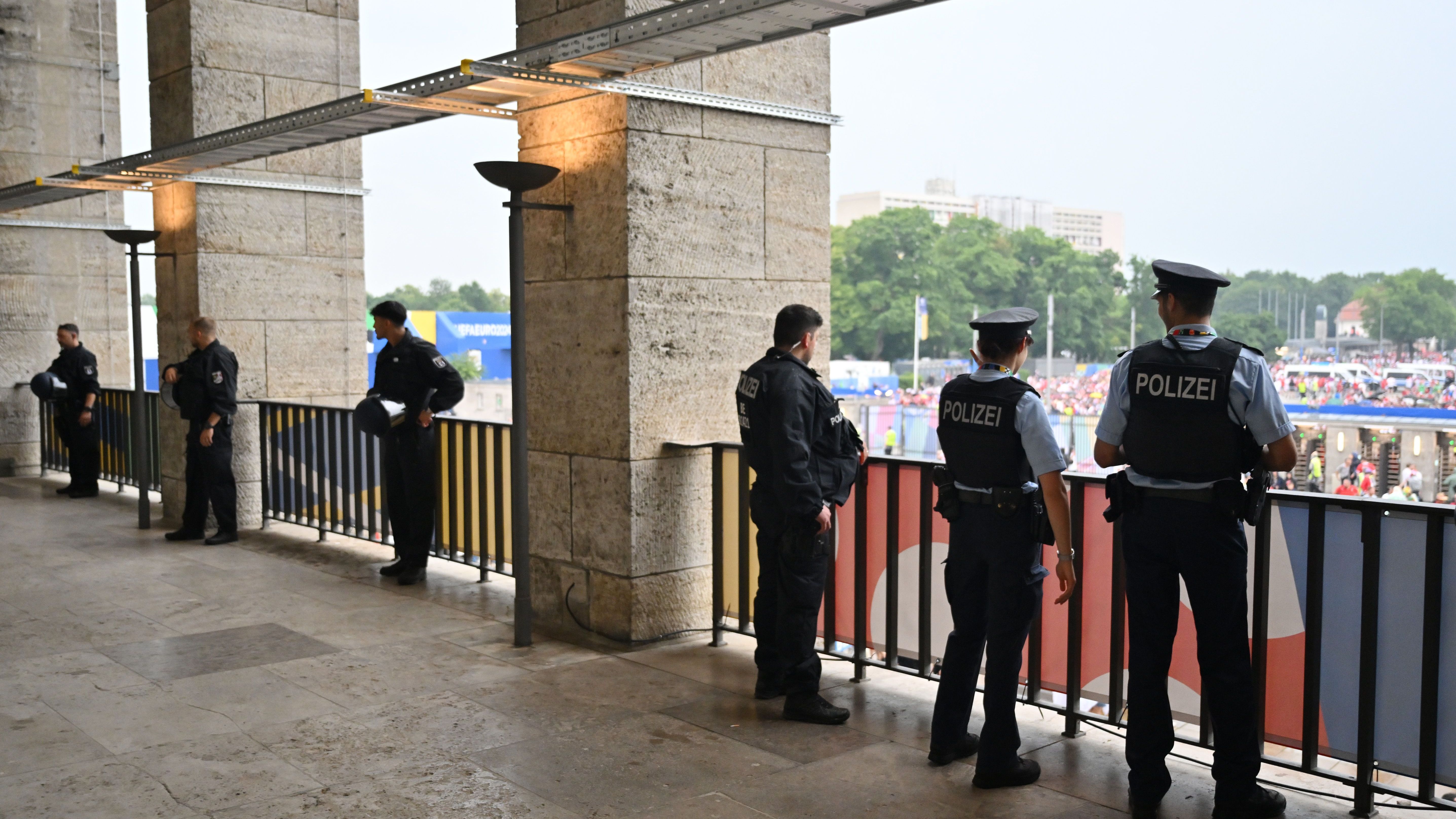 <strong>Polizisten schmuggeln sich ins Stadion</strong><br>Weil sie die EM-Spiele im Berliner Olympiastadion sehen wollten, haben sich Polizeibeamte wohl unbefugt Zugang verschafft. Das berichtet die "Bild". Am Dienstag sollen die Beamten bei einer Kontrolle durch Kollegen aufgeflogen sein. Demnach hätten sich auch Verantwortliche der UEFA gewundert, dass sich Polizisten an einem ungewöhnlichen Ort des Stadions befanden ...