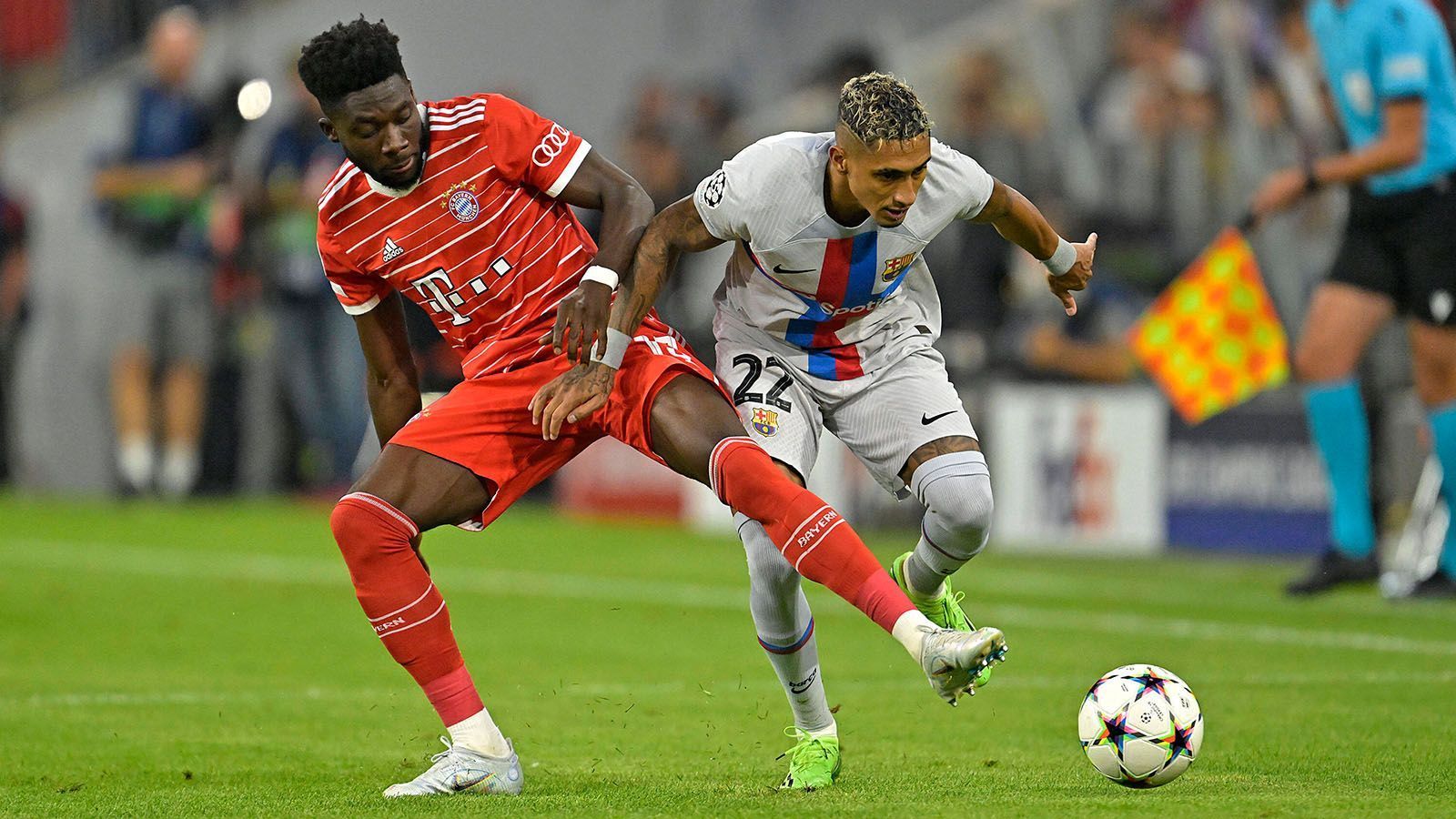 
                <strong>Alphonso Davies</strong><br>
                Liefert sich auf der linken Außenbahn ein Hochgeschwindigkeits-Duell mit Barcelonas Raphinha. Bleibt dabei in fast allen Aktionen Sieger. Hat kurz vor der Halbzeit großes Glück, dass sein Zweikampf gegen Ousmane Dembele nicht zu einem Strafstoß führt – den hätte man nämlich pfeifen können. Hält sich im zweiten Abschnitt mit Ausflügen nach vorne ein wenig zurück und büßt damit Präsenz ein. ran-Note: 3
              