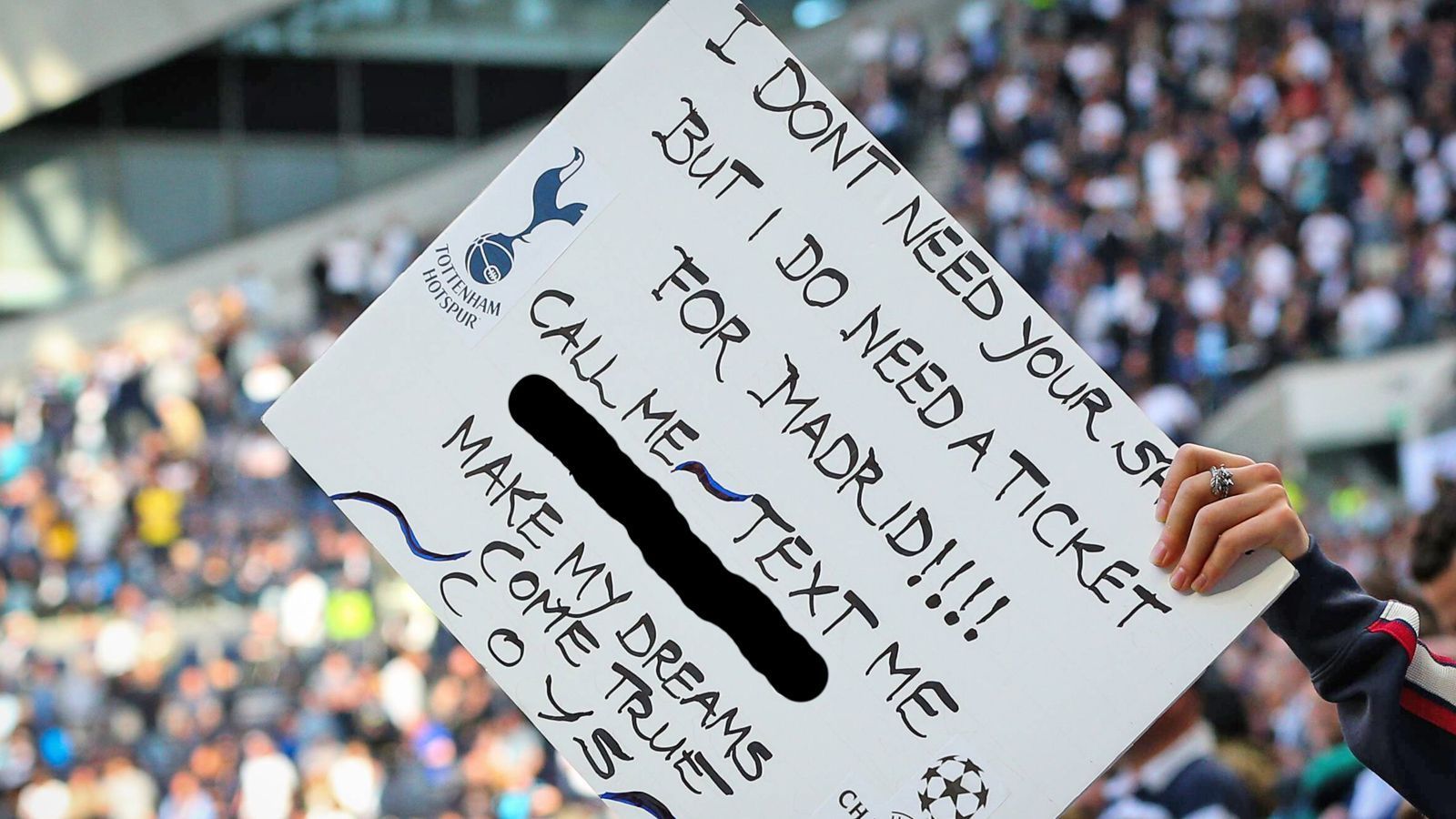 
                <strong>Preise bei Ticketbörsen</strong><br>
                So schön dieses Szenario trotz der hohen Kosten für den Fußballfanatiker auch wirken mag, so schwierig ist es, dass dies genauso gelingt. Man stelle sich nur vor, man ist beispielsweise Fan von Ajax Amsterdam, hat sich nach dem Achtelfinale auch flott ein Ticket organisiert, aber so gar keine Lust die Spurs jetzt dort zu sehen, wo eigentlich der eigene Lieblingsklub stehen sollte. Zerknirscht und mit viel Wehmut wird das Ticket auf dem "Schwarzmarkt", der guten alten Ticketbörse feilgeboten. Allerdings muss man als Interessent bisweilen ein Festgeldkonto auf Premier-League-Niveau haben, um dann zuzuschlagen: Bis zu 9.000 Euro forderten Anbieter für eine Karte. Außerdem ist dabei Vorsicht geboten. Für ein paar Liverpool-Fans, die sich über Zweitanbieter Tickets verschafft hatten, gab es bereits Stadionverbot!
              
