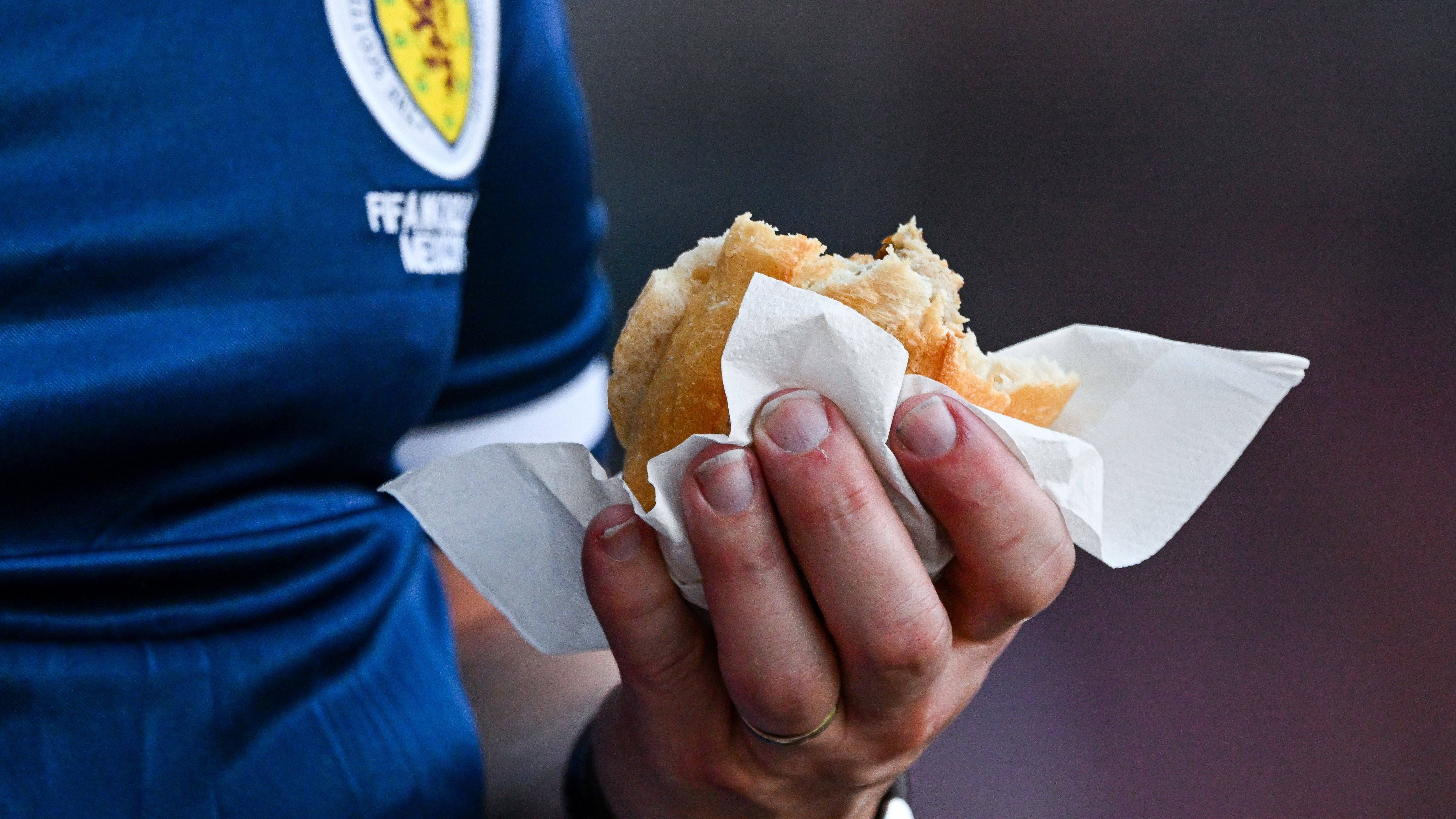 <strong>G</strong><strong>oldene Mitte</strong><br>Für 50 Cent weniger und somit 5,50 Euro bekommt man im Münchner Stadion eine Schnitzelsemmel. Auch Nachos kann man sich zu diesem Preis kaufen.&nbsp;