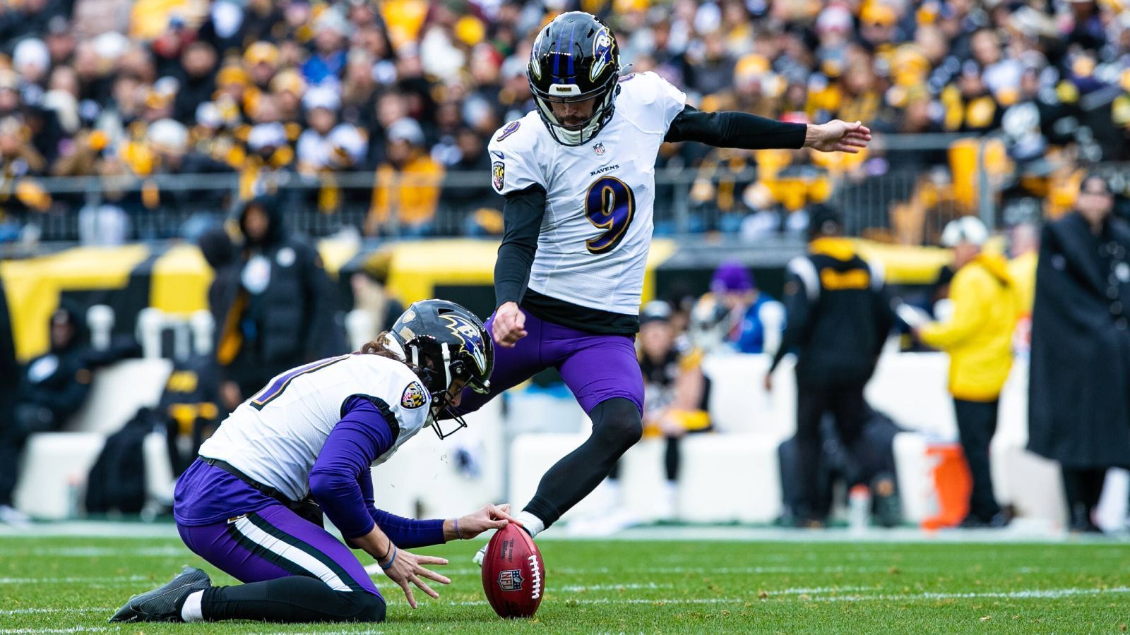 
                <strong>Special Teamer (AFC)</strong><br>
                &#x2022; Kicker: Justin Tucker (Foto, Baltimore Ravens)<br>&#x2022; Punter: AJ Cole (Las Vegas Raiders) für Tommy Townsend (Kansas City Chiefs, Super Bowl)<br>&#x2022; Long Snapper: Morgan Cox (Tennessee Titans)<br>&#x2022; Returner: Jamal Agnew (Jacksonville Jaguars) für Devin Duvernay (Baltimore Ravens, verletzt)<br>&#x2022; Gunner: Justin Hardee (New York Jets)<br>
              