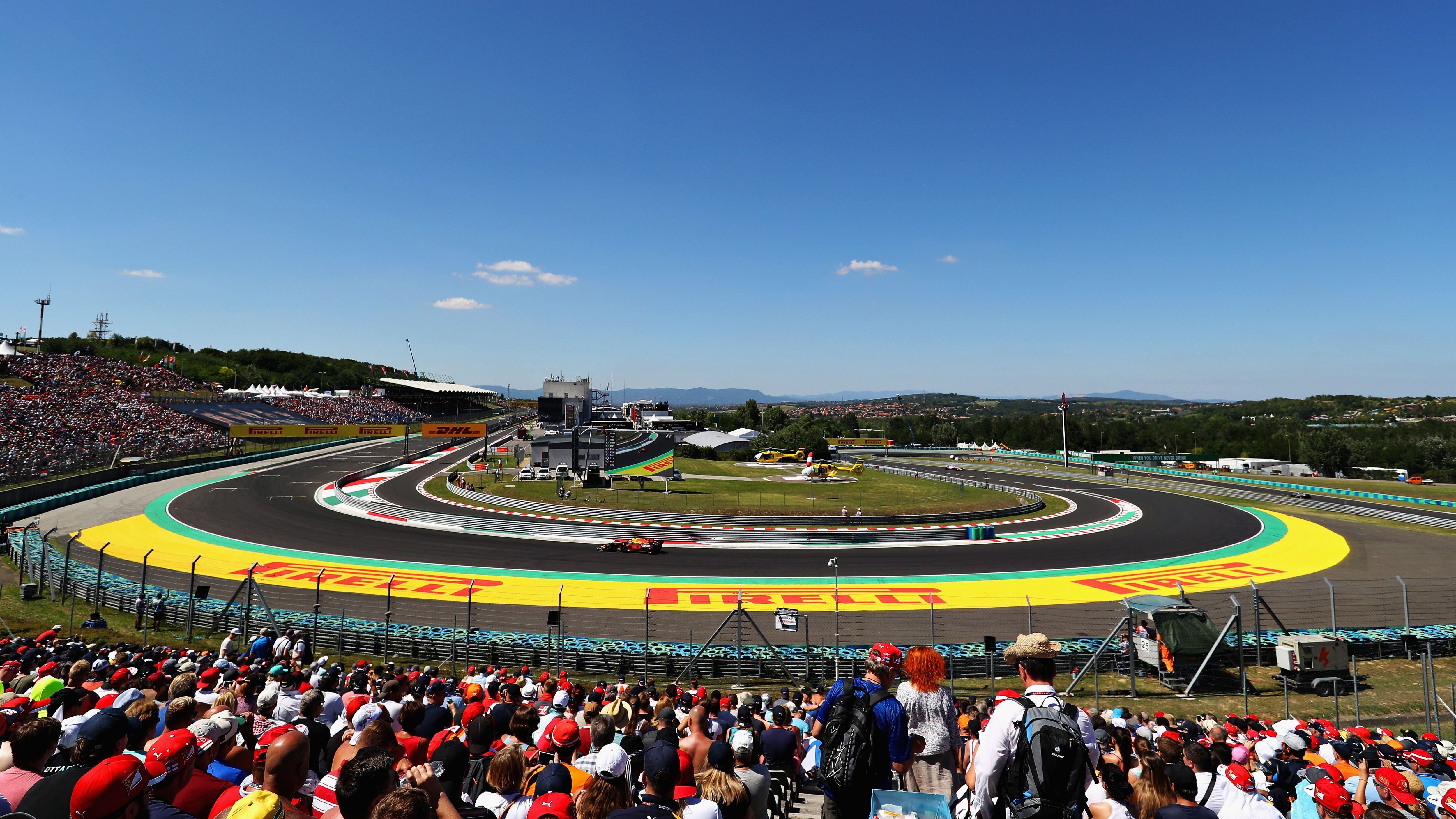 
                <strong>Hungaroring Budapest, Ungarn </strong><br>
                Der Kurs befindet sich nordöstlich vor den Toren der ungarischen Hauptstadt Budapest und ist seit 1986 regelmäßig Schauplatz der Weltmeisterschaft in der Formel 1. Mit sechs Erfolgen ist Mercedes-Pilot Lewis Hamilton auf dem 4,381 Kilometer langen Kurs der Rekordgewinner. Das Rennen von 1986 war der erste Grand Prix der während des Kalten Krieges in einem vom Kommunismus geprägten Land ausgetragen wurde.
              