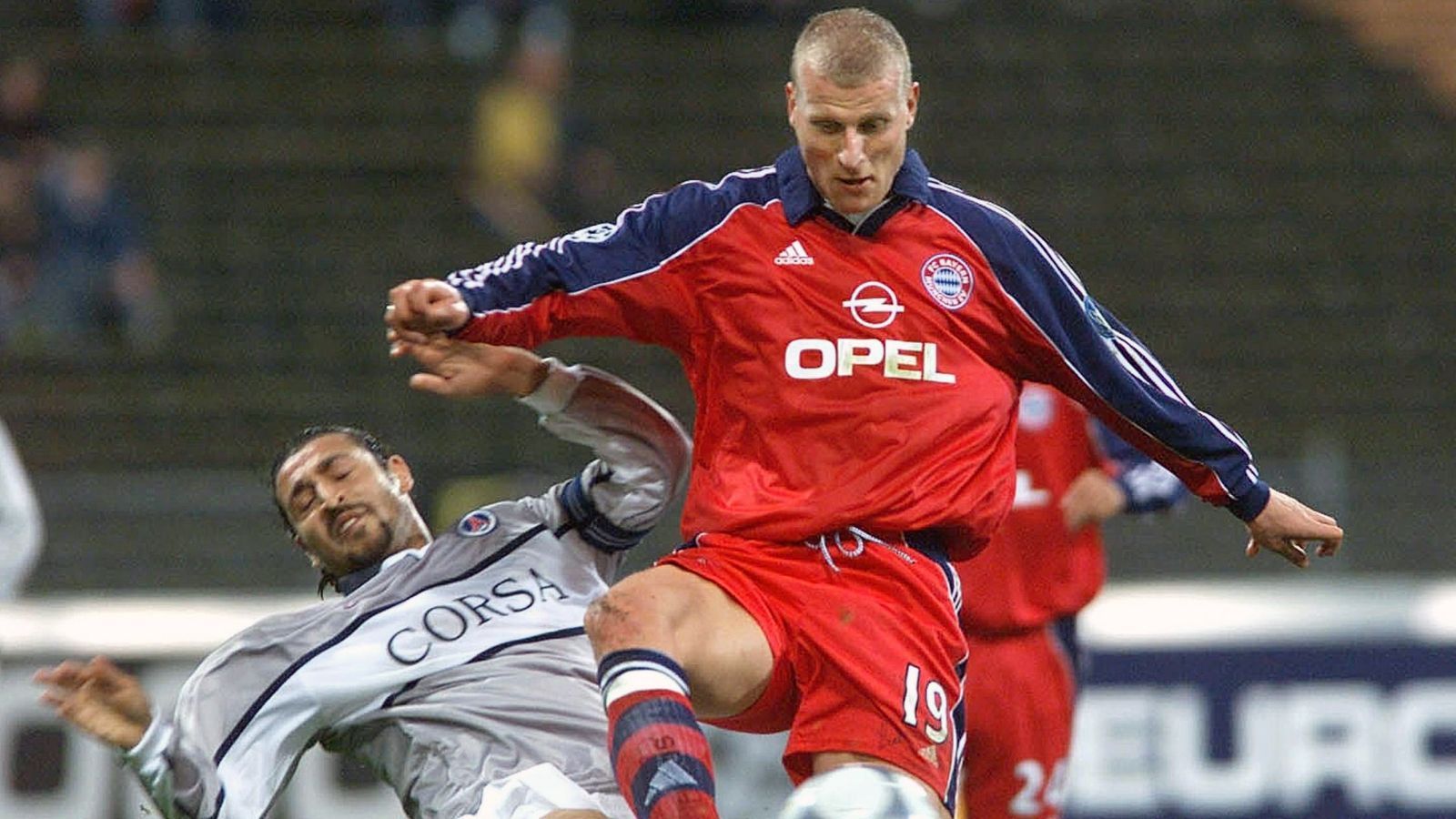 
                <strong>Paris St. Germain - FC Bayern München (Gruppenphase 2000/01, Hinspiel)</strong><br>
                Auf dem Weg zum Champions-League-Titel 2001 traf Bayern München in der Gruppenphase erneut auf PSG. In der ersten der damals ausgetragenen zwei Gruppenphasen kam es am dritten Spieltag zunächst zum Aufeinandertreffen von PSG und Bayern in Frankreichs Hauptstadt. Bis eine Minute vor dem Ende der regulären Spielzeit sah es nach einem torlosen Remis aus, dann schlug Laurent Leroy spielentscheidend für die Gastgeber zum 1:0 zu. 
              