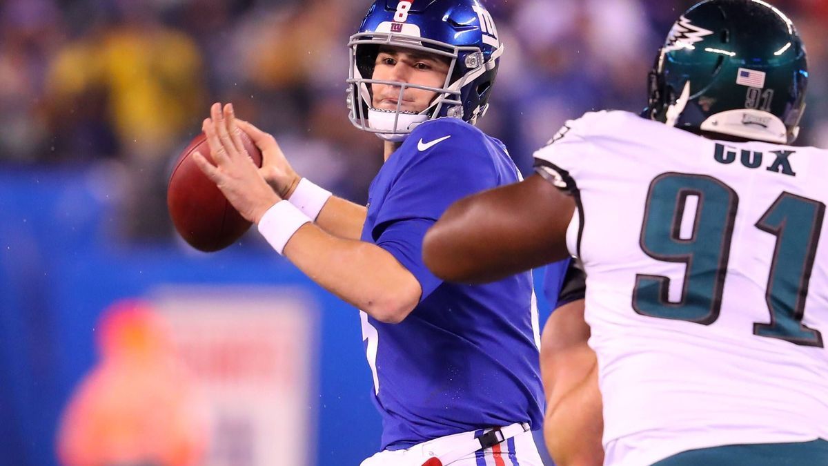 EAST RUTHERFORD, NJ - DECEMBER 29: New York Giants quarterback Daniel Jones (8) during the second quarter of the National Football League game between the New York Giants and the Philadelphia Eagle...