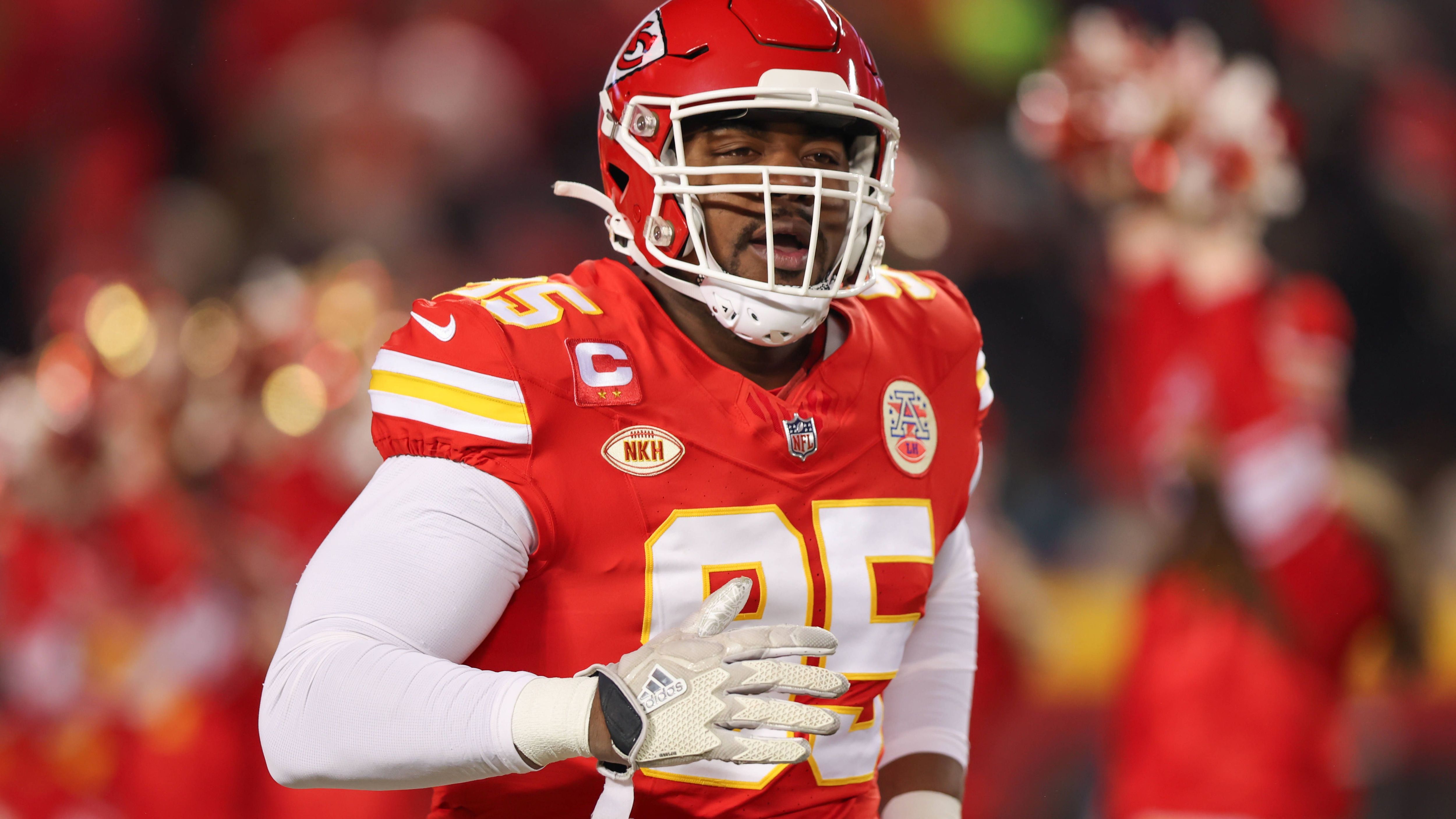 <strong>Kansas City Chiefs: Chris Jones</strong><br>Auch der Defensive Tackle gehörte vor vier Jahren zumindest statistisch gesehen nicht zu den großen Helden des Triumphs. Dennoch war er ein wichtiger Bestandteil der Verteidigung, mittlerweile gehört zu den Stars der Defense. Allerdings plagte er sich gegen die Ravens mit Problemen am linken Knie herum. Noch aber ist ein wenig Zeit, um wieder komplett fit zu werden.&nbsp;