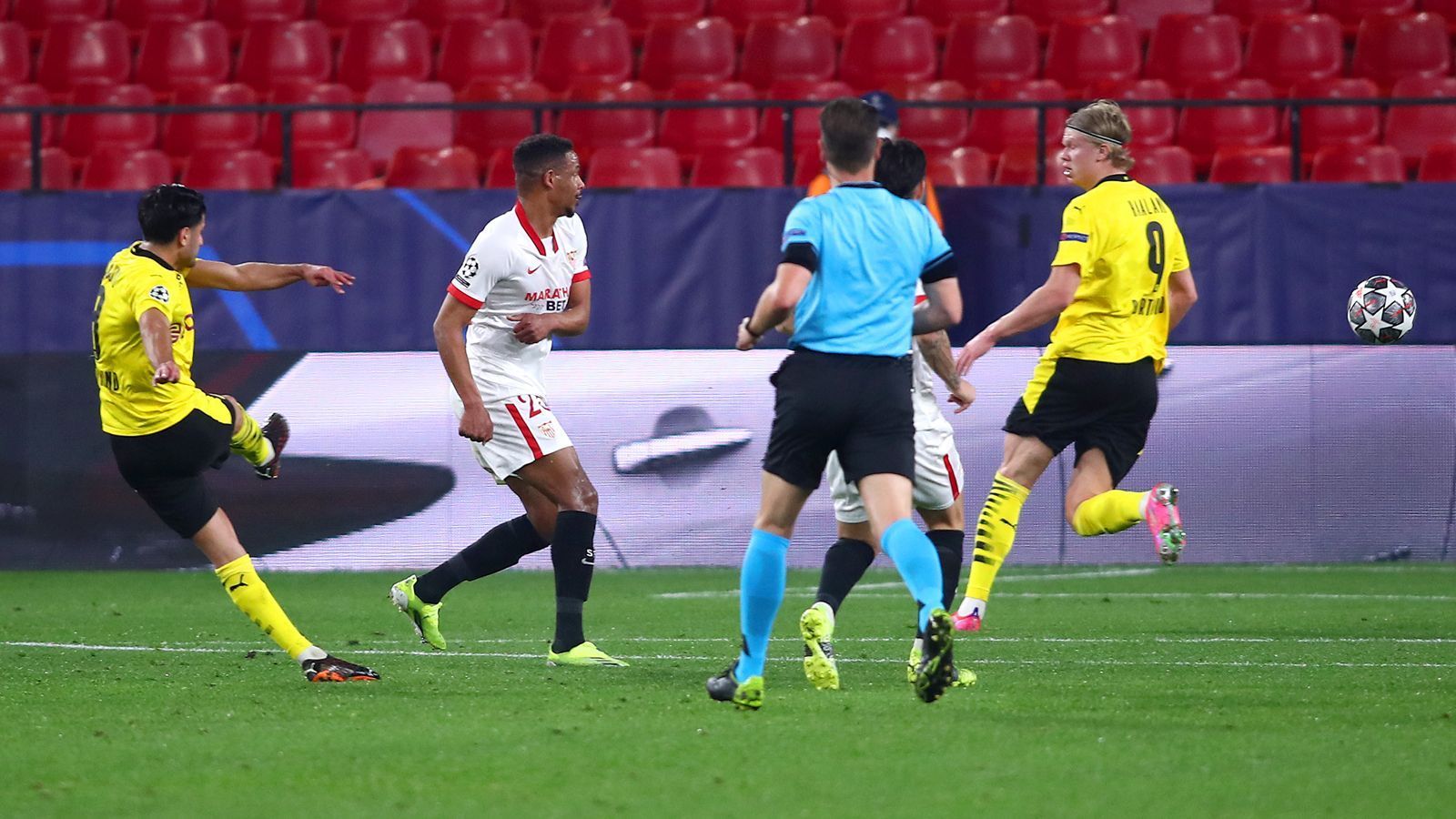 
                <strong>Mahmoud Dahoud</strong><br>
                Dahoud findet nicht gut ins Spiel, leistet sich einen unnötigen Ballverlust im Mittelfeld. Dann allerdings trifft er mit einem perfekt geschossenen Distanzschuss zum 1:1. Dies gibt ihm Selbstvertrauen: Dahoud kreiert mit seinen cleveren Zuspielen immer wieder Torchancen, beweist dabei viel Übersicht. ran-Note: 2
              