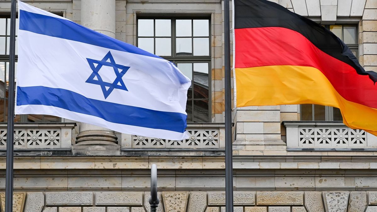 Flaggen von Israel und Deutschland