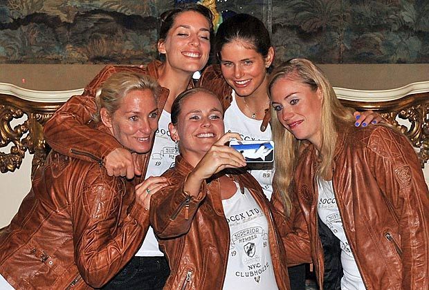 
                <strong>Bitte lächeln!</strong><br>
                Vor dem Team-Dinner posieren die deutschen Mädels noch für ein "Selfie". Anna-Lena Grönefeld übernimmt dabei die Rolle der Fotografin.
              