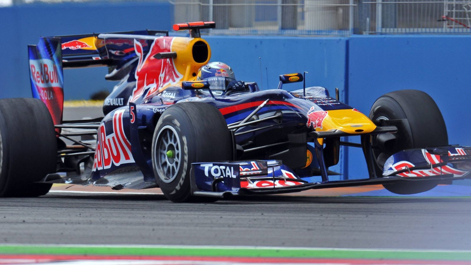 
                <strong>Red Bull RB5 (2009)</strong><br>
                Motor: Renault 2.4 V8Siege: 6Punkte: 153,5WM-Rang: 2Fahrer: Mark Webber & Sebastian Vettel
              
