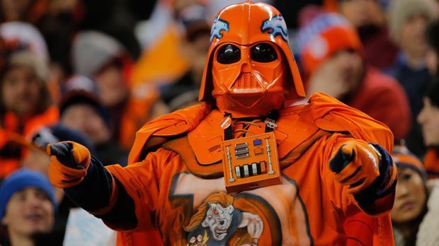 
                <strong>Denver Broncos</strong><br>
                Möge die Macht mit den Denver Broncos sein. Dieser Fan ist auf jeden Fall nicht von dieser Welt, quasi der Darth Vader der Broncos.
              