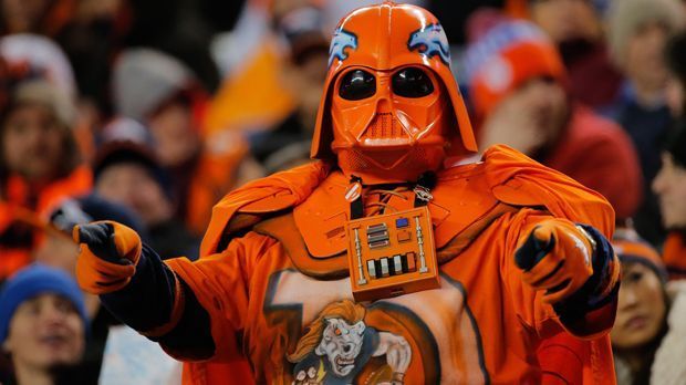 
                <strong>Denver Broncos</strong><br>
                Möge die Macht mit den Denver Broncos sein. Dieser Fan ist auf jeden Fall nicht von dieser Welt, quasi der Darth Vader der Broncos.
              