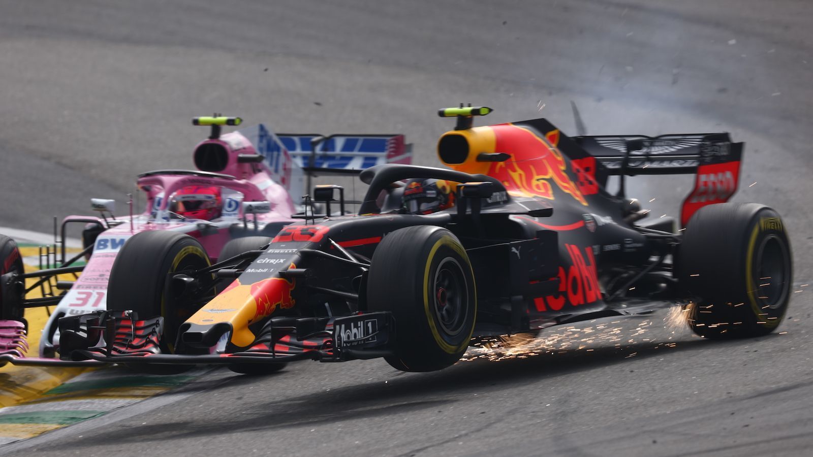 
                <strong>2018, Sao Paulo: Max Verstappen vs. Esteban Ocon</strong><br>
                Max Verstappen kollidiert in Führung liegend beim Überrunden mit Esteban Ocon. Beide Autos drehen sich, Verstappen scheidet aus. Nach dem Rennen kommt es zur Eskalation. Beim Wiegen stürmt Verstappen auf seinen Kontrahenten zu, schubst und beschimpft ihn. Der Niederländer muss als Strafe zu einer Verkehrserziehung in die Formel E.
              