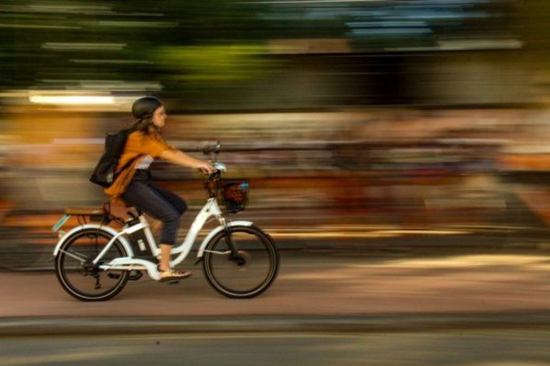 Für Fahrradfahrer:innen mit E-Bike und E-Scooter gelten strenge Promille-Grenzen.