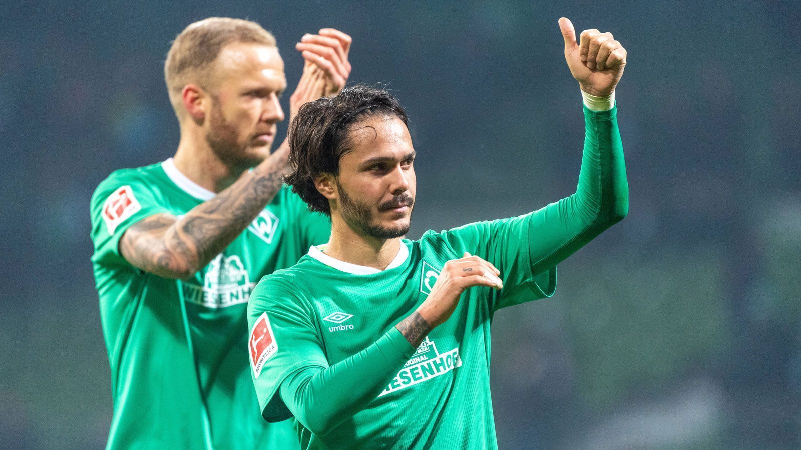 
                <strong>Werder Bremen</strong><br>
                Leonardo Bittencourt (r./1899 Hoffenheim): Die Situation beim auf den letzten Drücker im Sommertransferfenster an die Weser gelotsten Deutsch-Brasilianer ist simpel: Hält Werder Bremen die Klasse, greift eine Kaufpflicht über angeblich sieben Millionen Euro.Michael Lang (Borussia Mönchengladbach): Der Schweizer wird unabhängig von der Ligazugehörigkeit seine Zelte in Bremen im Sommer wieder abbrechen müssen. Trotz enormer Verletzungssorgen in der Defensive kommt Lang nur sporadisch zum Einsatz - da sind selbst die offenbar per Kaufoption festgeschriebenen 1,2 Millionen Euro zu viel des Guten.Davie Selke (Hertha BSC/seit Winter/bis 2021): Der Rückkehrer wurde vorerst für anderthalb Jahre gebunden, ein Abstieg würde den Deal jedoch sofort beenden. Sollten die Bremer in diesem und dem kommenden Jahr die Klasse halten, besitzen sie eine Kaufoption über angeblich acht Millionen Euro. Allerdings gibt es ebenso Spekulationen über eine Kaufpflicht in Höhe von 15 Millionen Euro - was ein echtes finanzielles Problem werden könnte.Ömer Toprak (Borussia Dortmund): Über die entscheidenden Inhalte des Deals mit dem türkischen Innenverteidiger kursieren mehrere Varianten. Eine Kaufpflicht über 3,5 Millionen Euro soll unter "sehr realistischen Bedingungen" - offenbar dem Klassenverbleib - greifen. Diese Sichtweise vertritt etwa der "kicker". Dagegen vermeldeten die "Ruhr Nachrichten", dass schon aufgrund seiner ersten zwölf Einsätze für Grün-Weiß eine Kaufpflicht über 4,5 Millionen Euro gegriffen habe. Spannend wird es also, sollten die Bremer tatsächlich absteigen.Kevin Vogt (l./1899 Hoffenheim/seit Winter): Eigentlich müssten die Hanseaten alle Hebel in Bewegung setzen, um den Defensivallrounder langfristig zu binden. Aber: keine Chance. Die Ablöse für Vogt dürfte sich jenseits der 20 Millionen Euro bewegen.
              