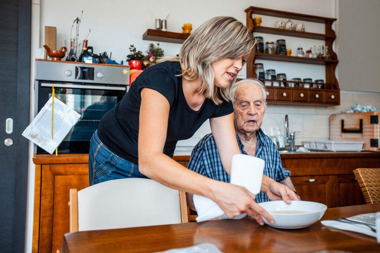 Besuche und begleite Demenz-Kranke. So können sie länger zu Hause leben, und die pflegenden Angehörigen haben einmal Zeit für sich.