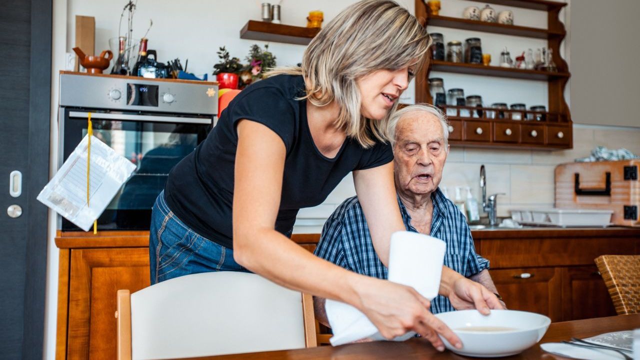 Besuche und begleite Demenz-Kranke. So können sie länger zu Hause leben, und die pflegenden Angehörigen haben einmal Zeit für sich.