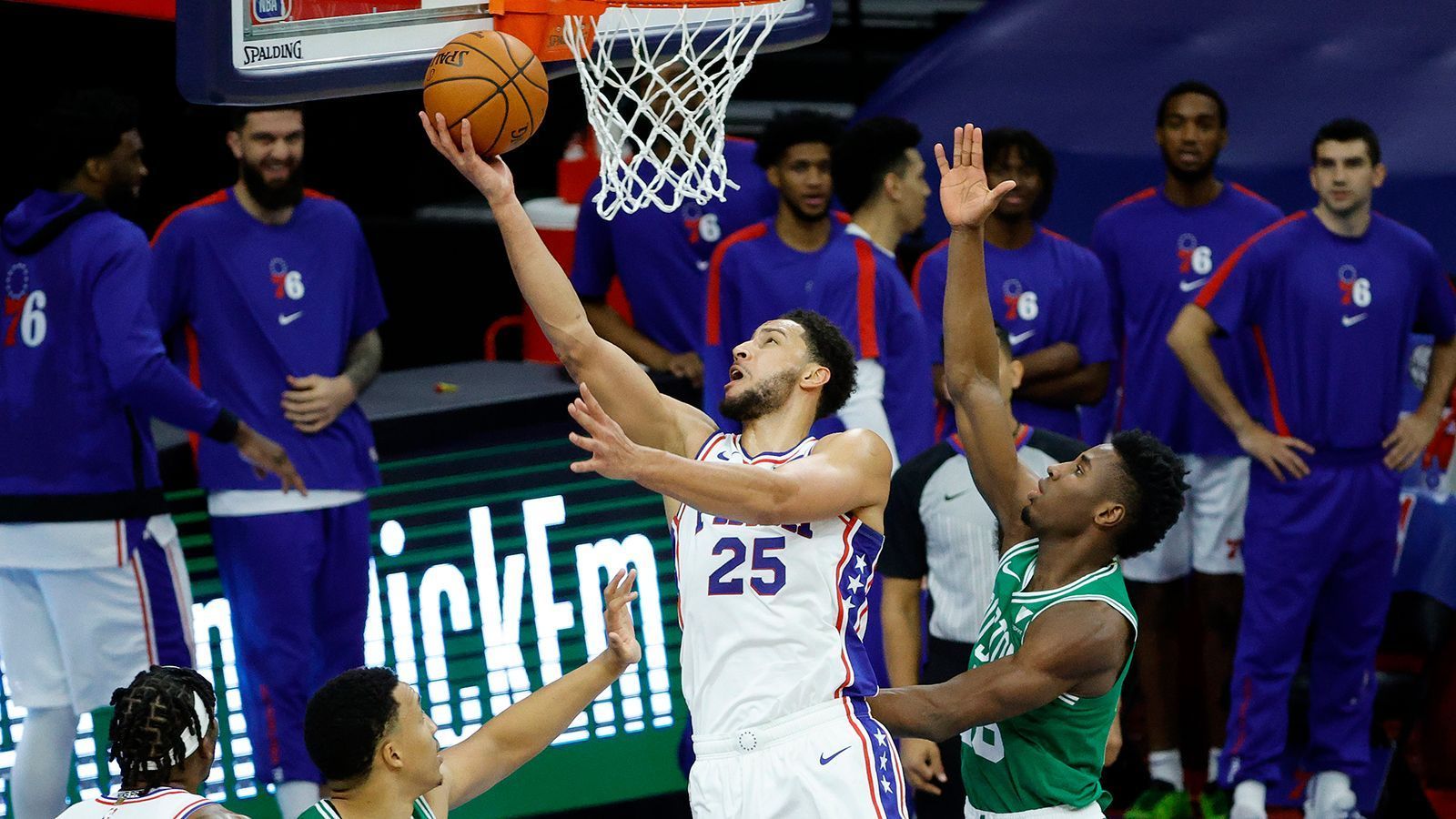 
                <strong>Platz 9 - Philadelphia 76ers</strong><br>
                Die 76ers sind wie immer eine Wundertüte. Die Kombination aus Joel Embiid und Al Horford im Frontcourt ist gescheitert und auch die Chemie der großen Spieler mit Megatalent Ben Simmons hat nicht funktioniert. Horford wurde nach Oklahoma geschickt, dafür verstärkten sich die 76ers mit Danny Green, der im Zuge des Trades von Dennis Schröder zu den Lakers kam. Auch Seth Curry ist neu in Philadelphia. Zwei echte Scharfschützen. Josh Richardson wird aber vor allem in der Verteidigung fehlen. Dafür kommt mit Dwight Howard von den Lakers viel Erfahrung und Größe dazu. Potenzial haben die 76ers, aber das ist ja nichts Neues. Es bleibt die Wundertüte.
              