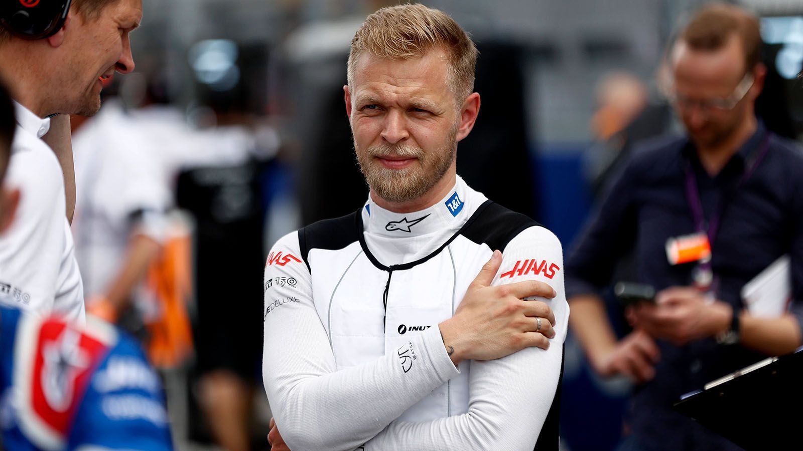 
                <strong>Kevin Magnussen (Haas)</strong><br>
                Kam erst kurz vor der Saison zurück zum Team und ersetzte Nikita Mazepin, der im Zuge des russischen Angriffskrieges auf die Ukraine entlassen wurde. Magnussen führ in Bahrain sensationell auf Platz fünf. Zwei weitere neunte Plätze sind für insgesamt 15 Punkte verantwortlich. Der Däne trägt das Team auf seinen Schultern und macht es Mick Schumacher deutlich schwerer als Mazepin im vergangenen Jahr. ran-Note nach fünf Rennen: 
              